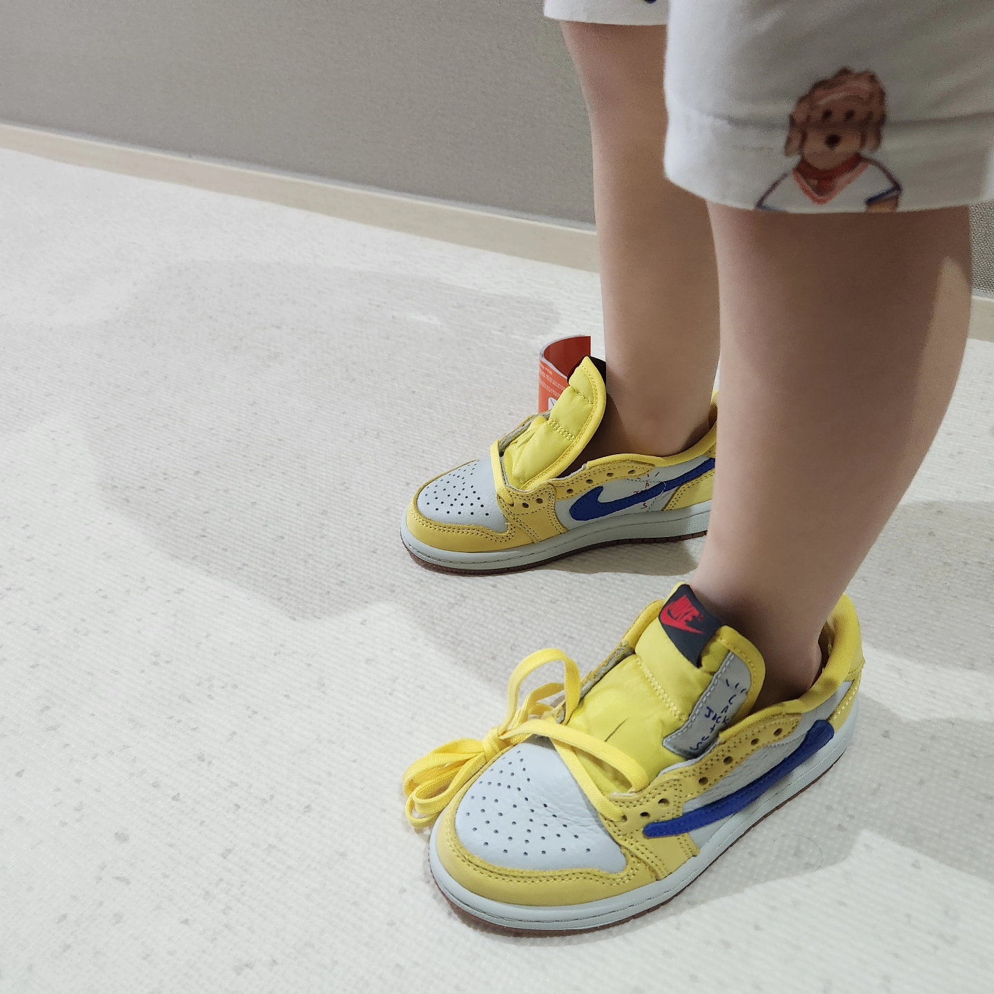 (PS) Jordan 1 x Travis Scott Retro Low OG SP Canary 착용 스타일 - 1