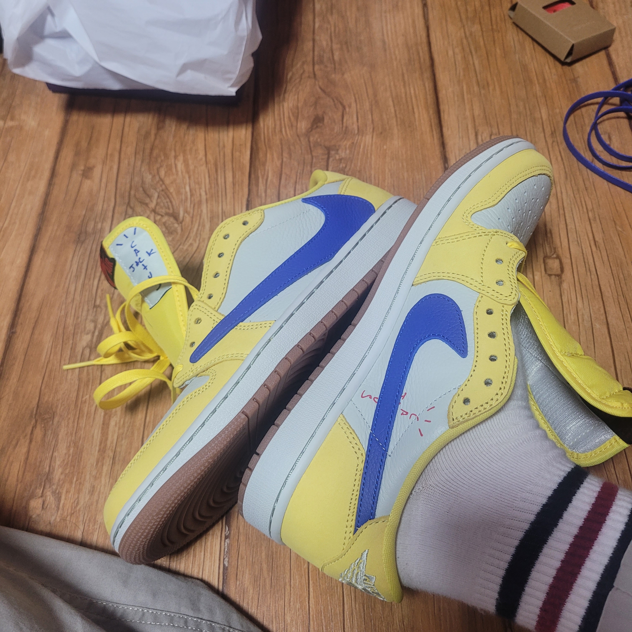 (W) Jordan 1 x Travis Scott Retro Low OG SP Canary 착용 스타일 - 1