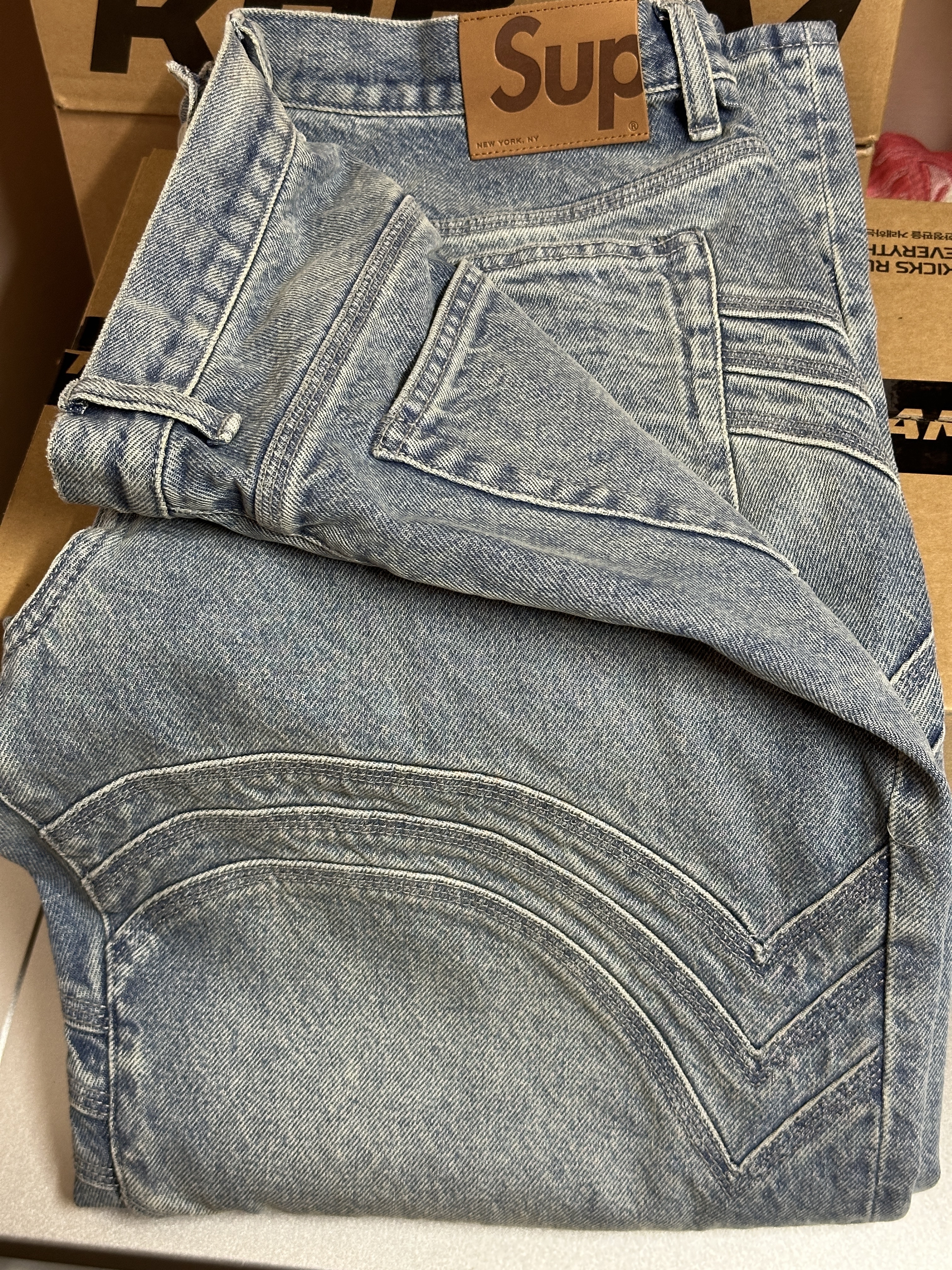 Supreme S Logo Loose Fit Jean Washed Blue - 24SS 착용 스타일