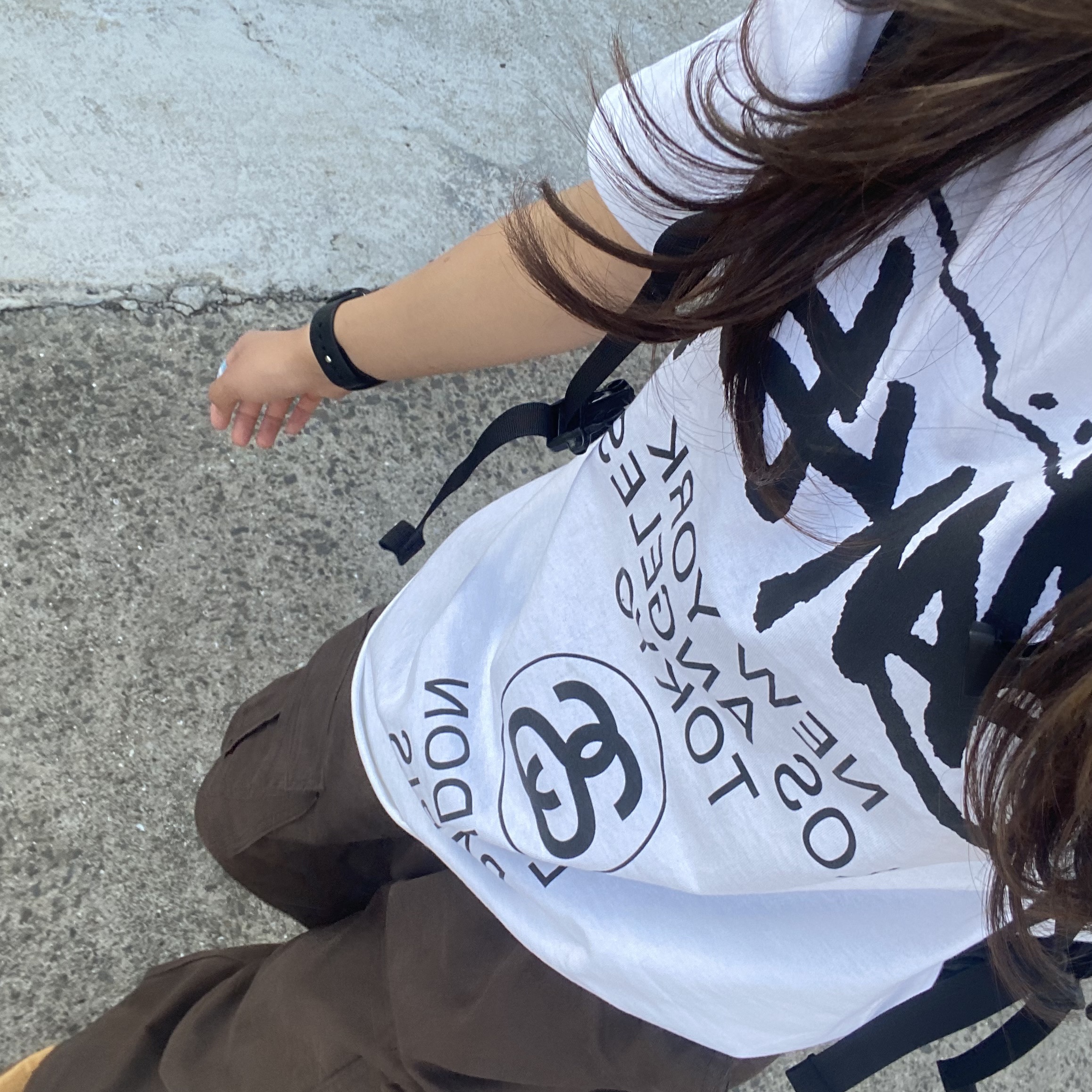 Stussy World Tour T-Shirt White 2024,2025, Adidas Tobacco Gruen Mesa Brown Desert 착용 스타일