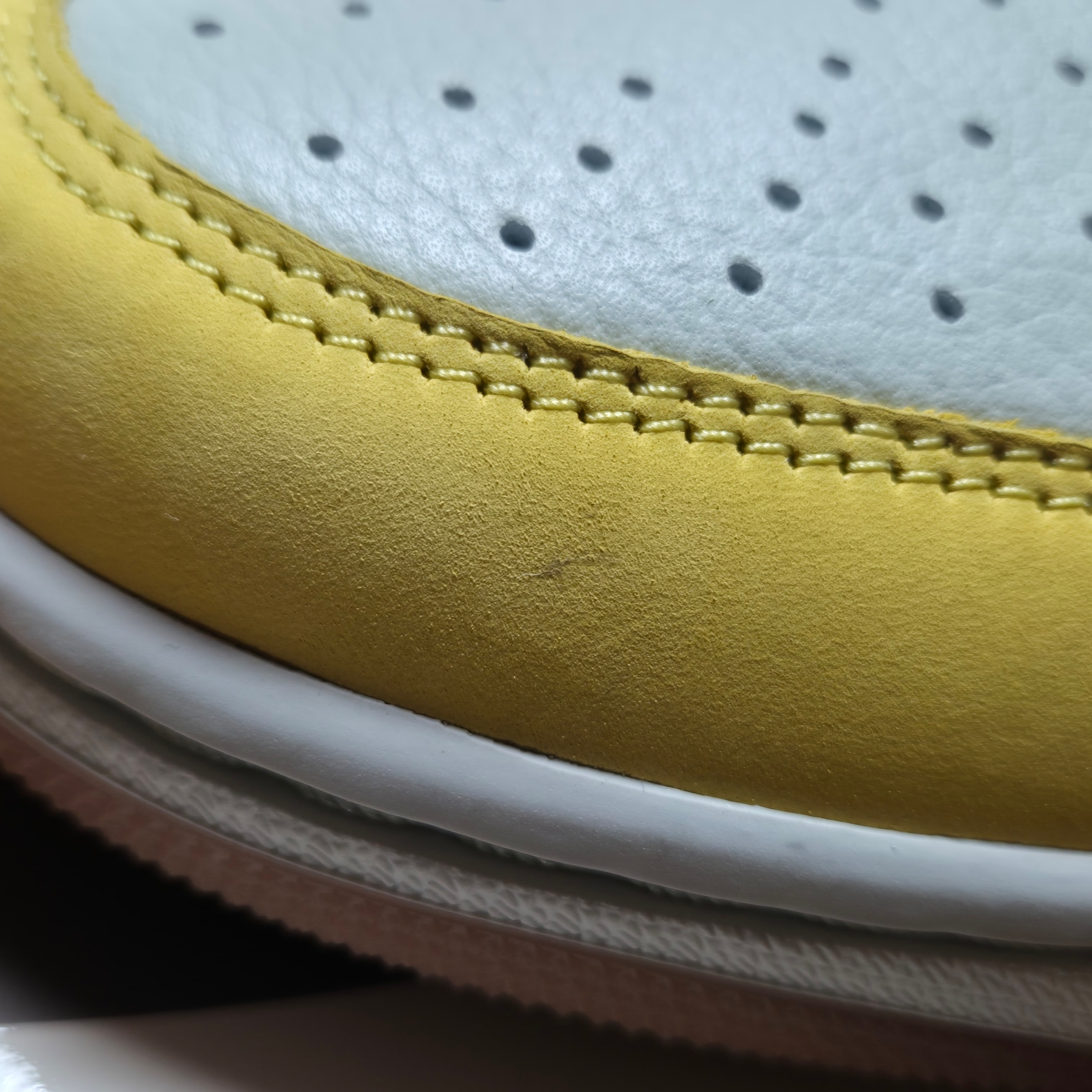 (W) Jordan 1 x Travis Scott Retro Low OG SP Canary 착용 스타일 - 2