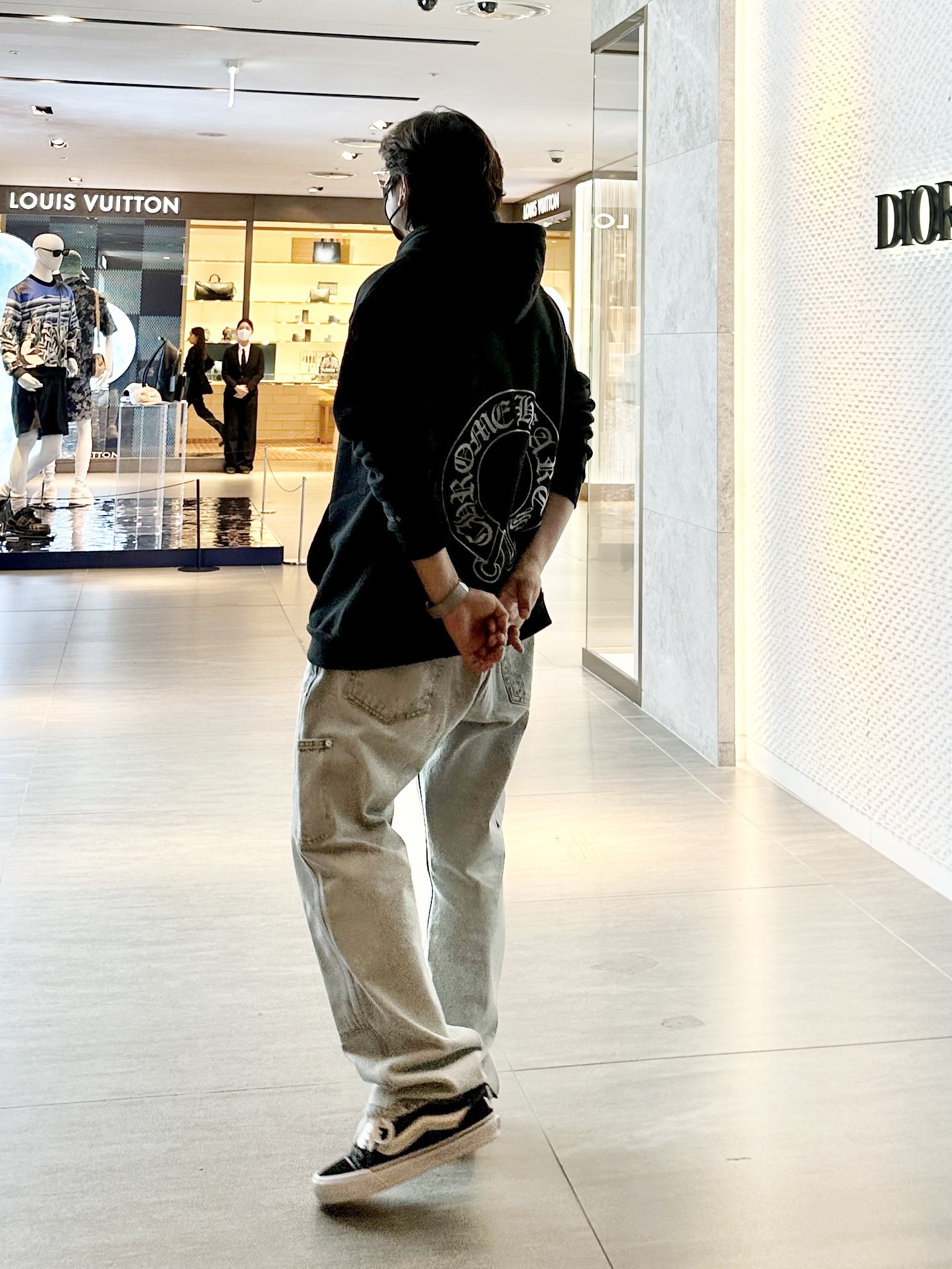 Chrome Hearts Silver Glitter Hoodie Black, Vans Vault x Imran Potato Knu-Skool VR3 LX Black White 착용 스타일 - 2