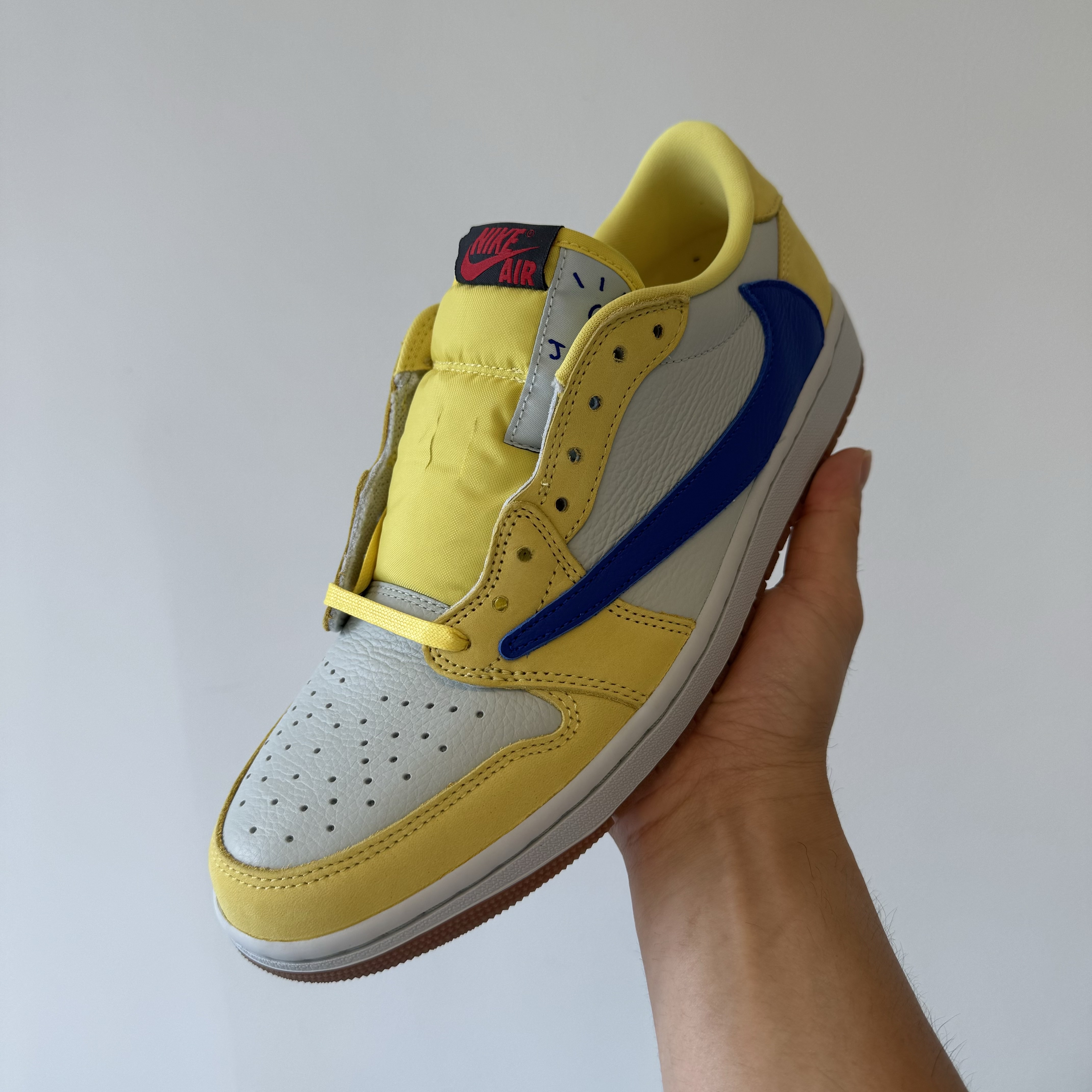 (W) Jordan 1 x Travis Scott Retro Low OG SP Canary 착용 스타일 - 2