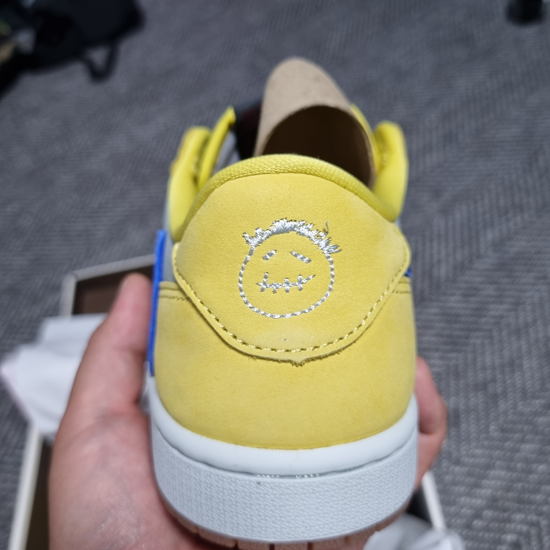 (W) Jordan 1 x Travis Scott Retro Low OG SP Canary 착용 스타일 - 3