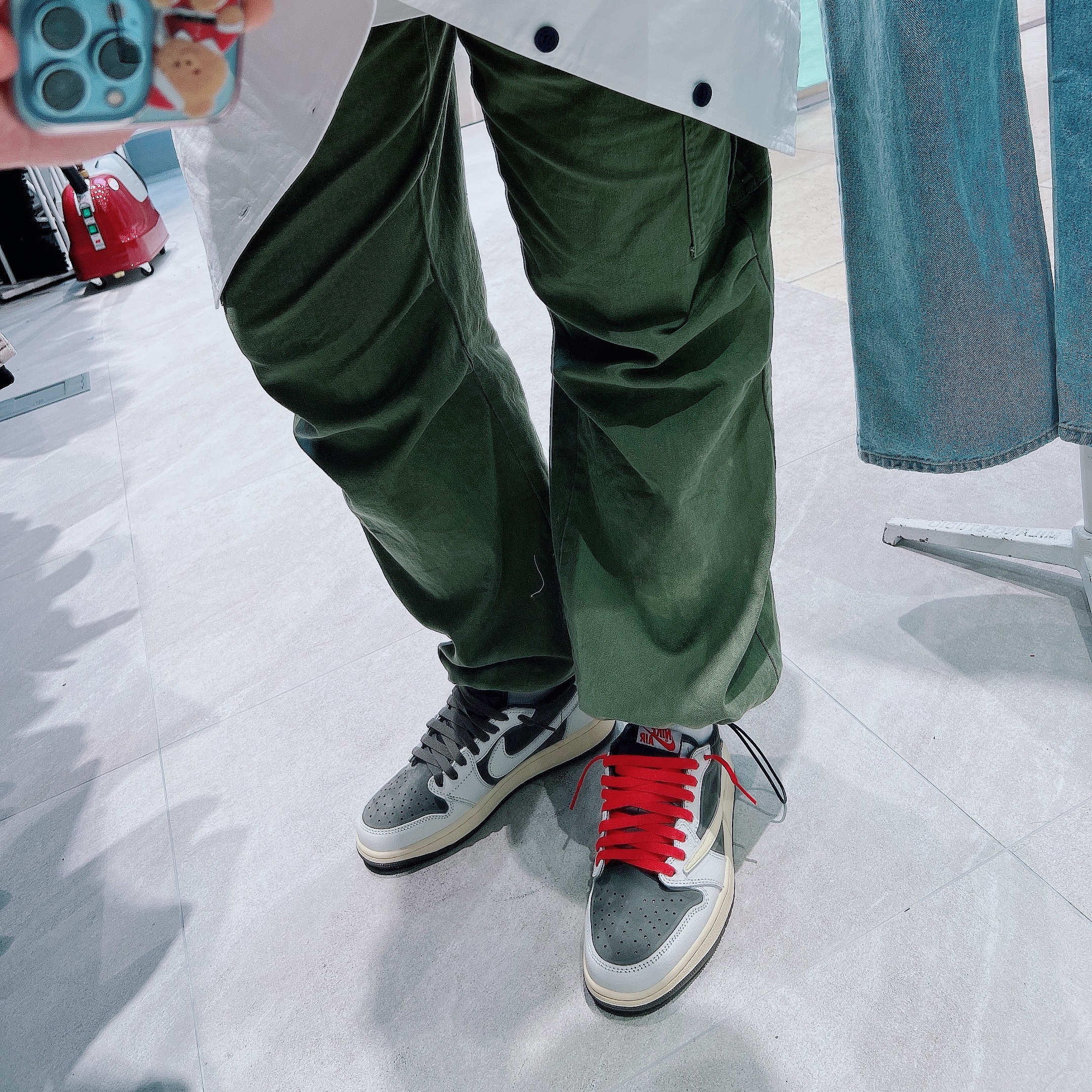 Jordan 1 x Travis Scott Retro Low OG SP Sail and Ridgerock 착용 스타일 - 1