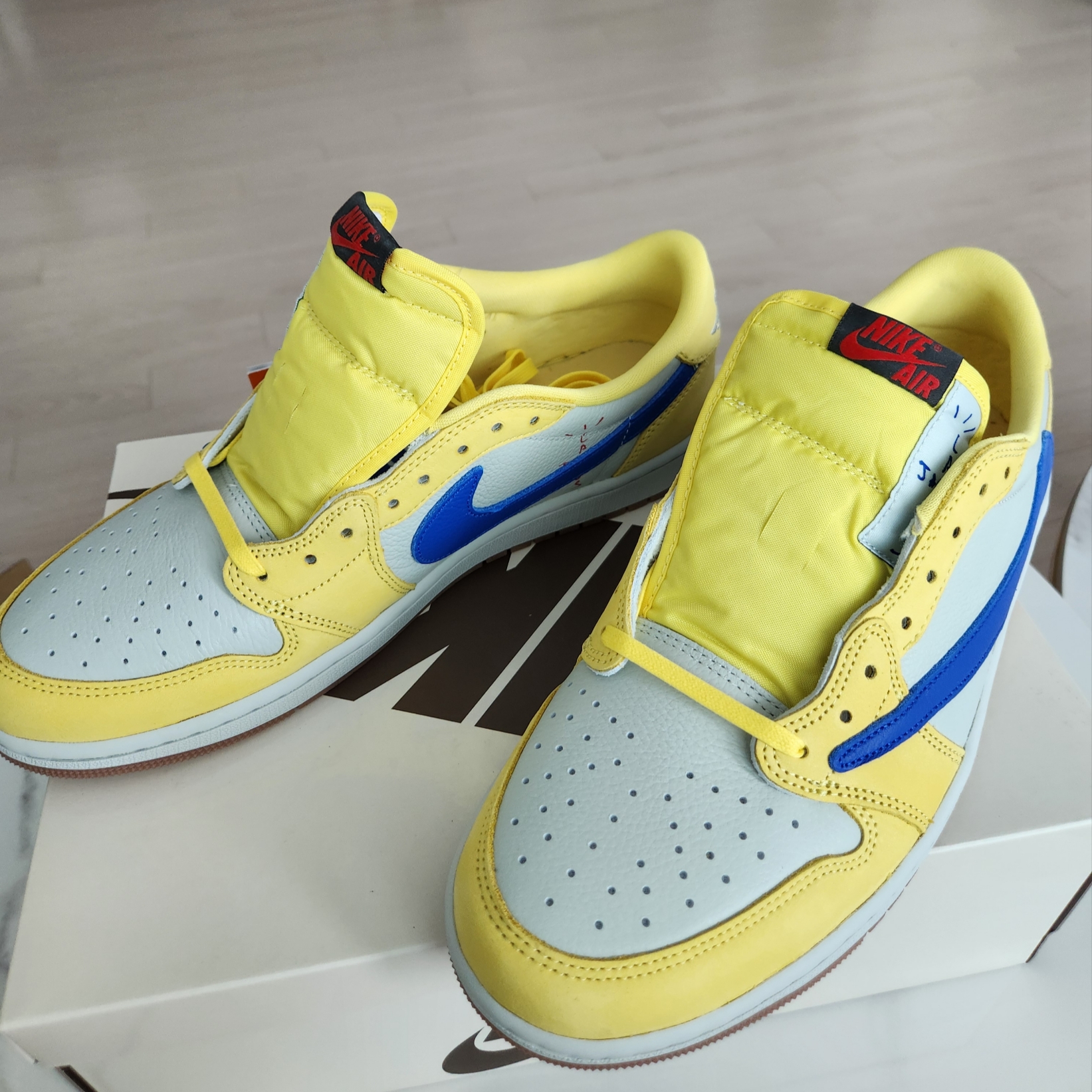(W) Jordan 1 x Travis Scott Retro Low OG SP Canary 착용 스타일 - 3