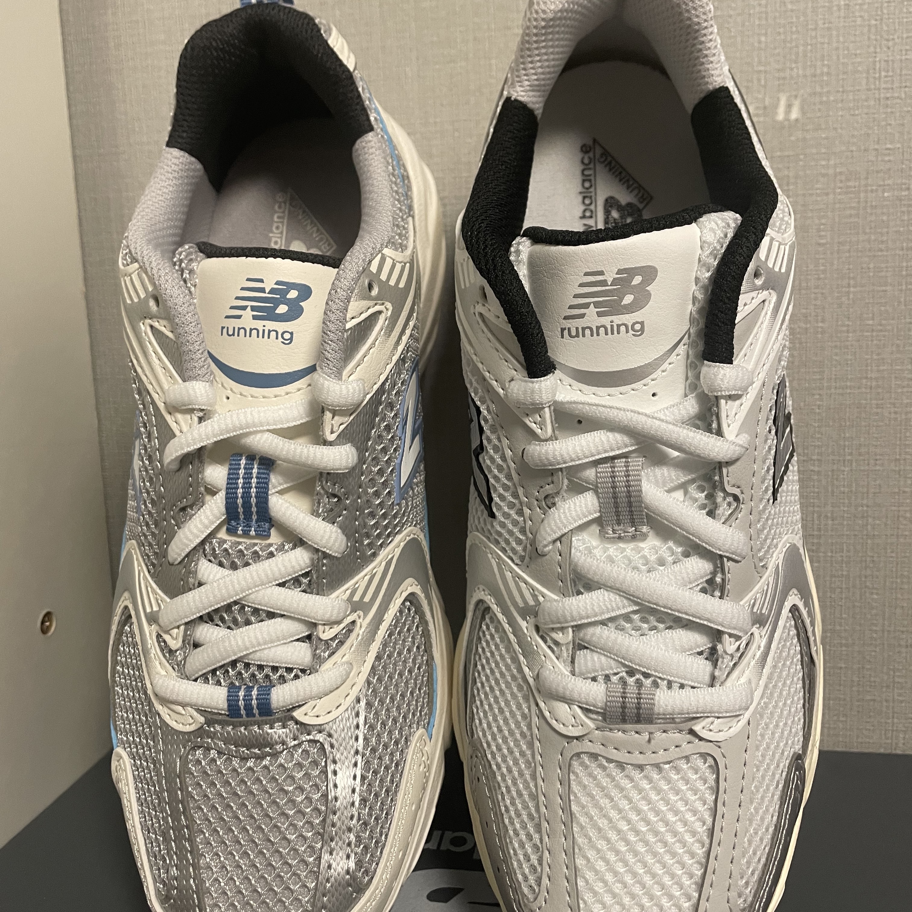 New Balance 530 Steel Blue, New Balance 530 Silver Cream 착용 스타일 - 3