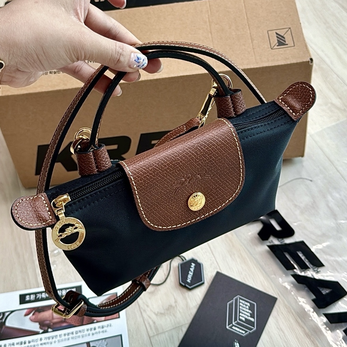 Longchamp Le Pliage Original Handle Pouch Black 착용 스타일
