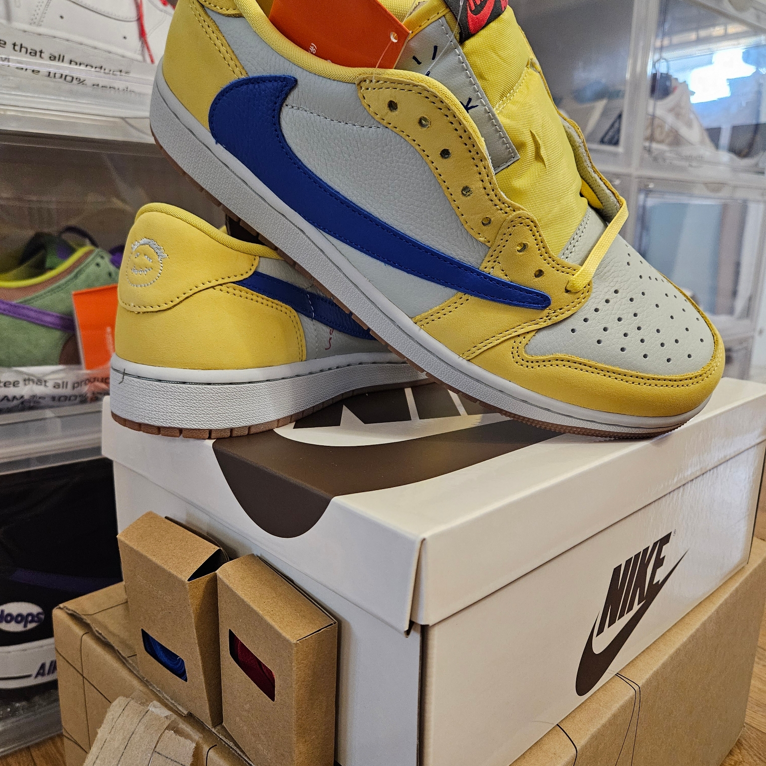 (W) Jordan 1 x Travis Scott Retro Low OG SP Canary 착용 스타일 - 3