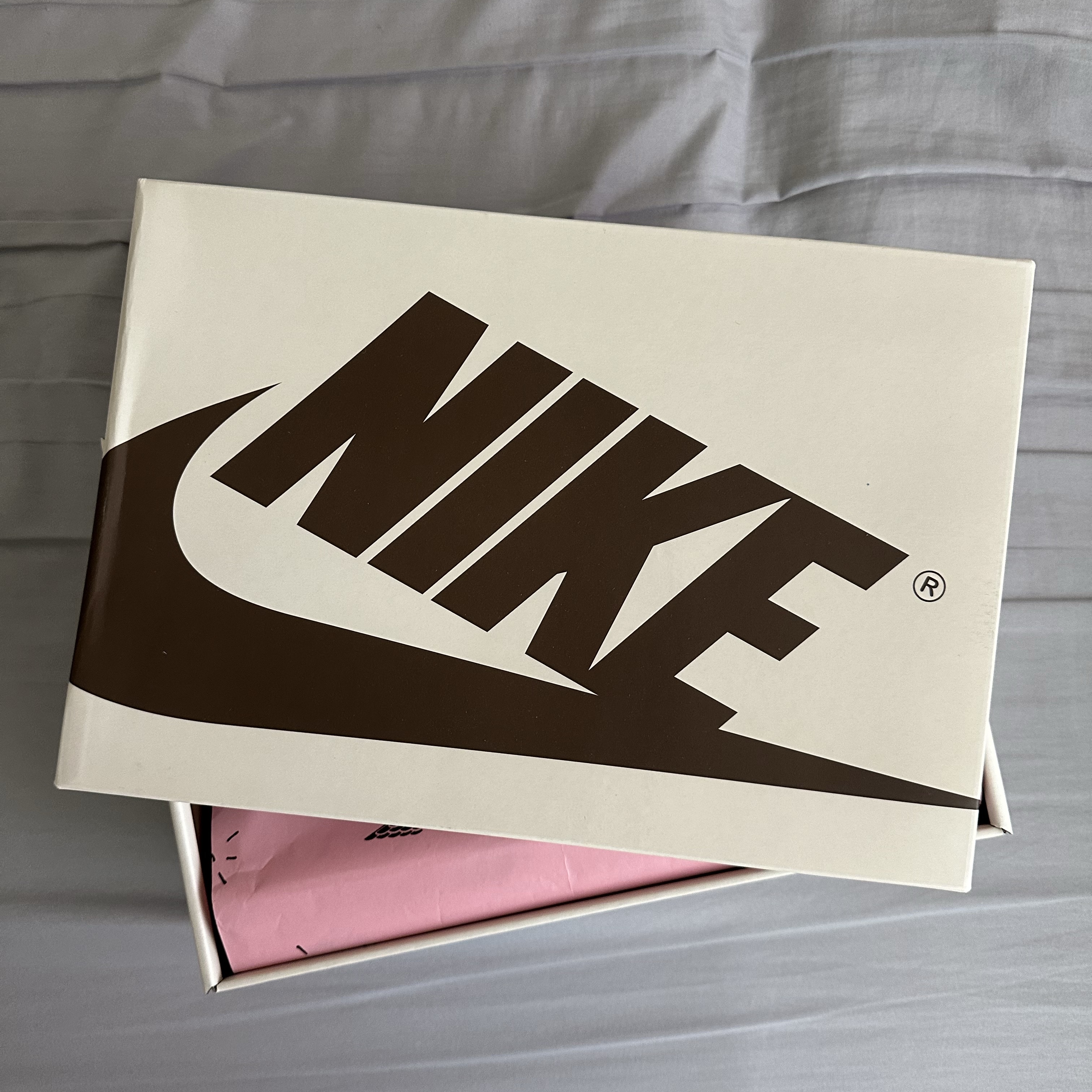 (W) Jordan 1 x Travis Scott Retro Low OG SP Canary 착용 스타일 - 2