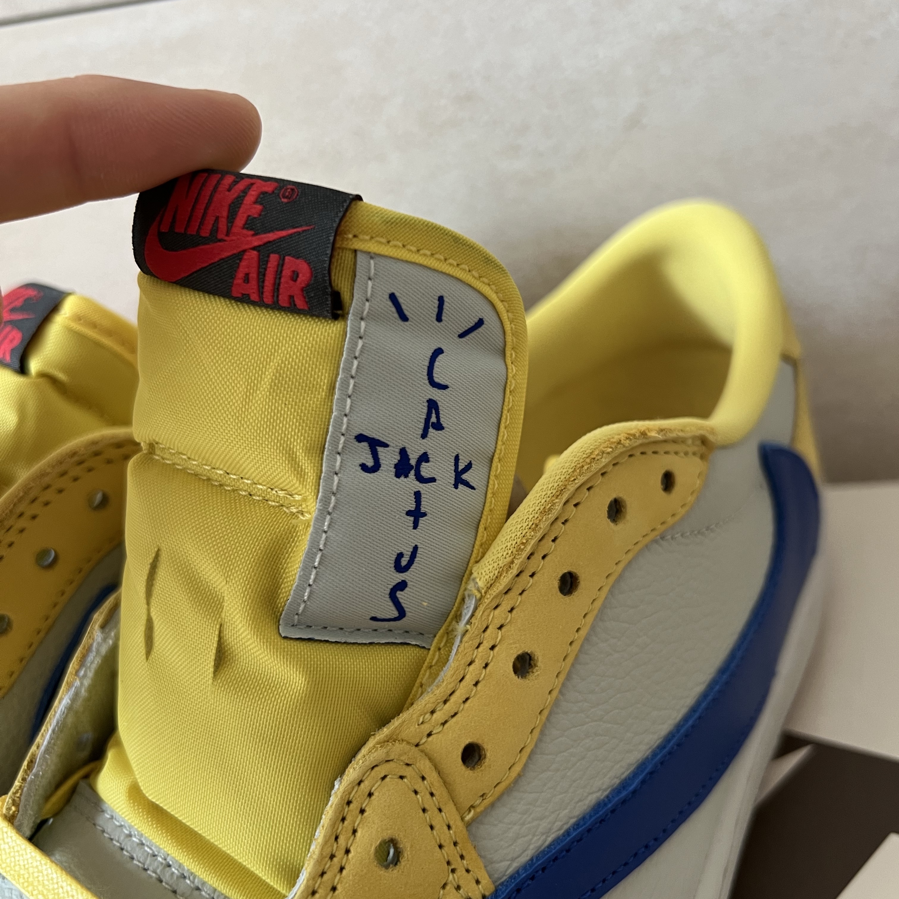 (W) Jordan 1 x Travis Scott Retro Low OG SP Canary 착용 스타일 - 3