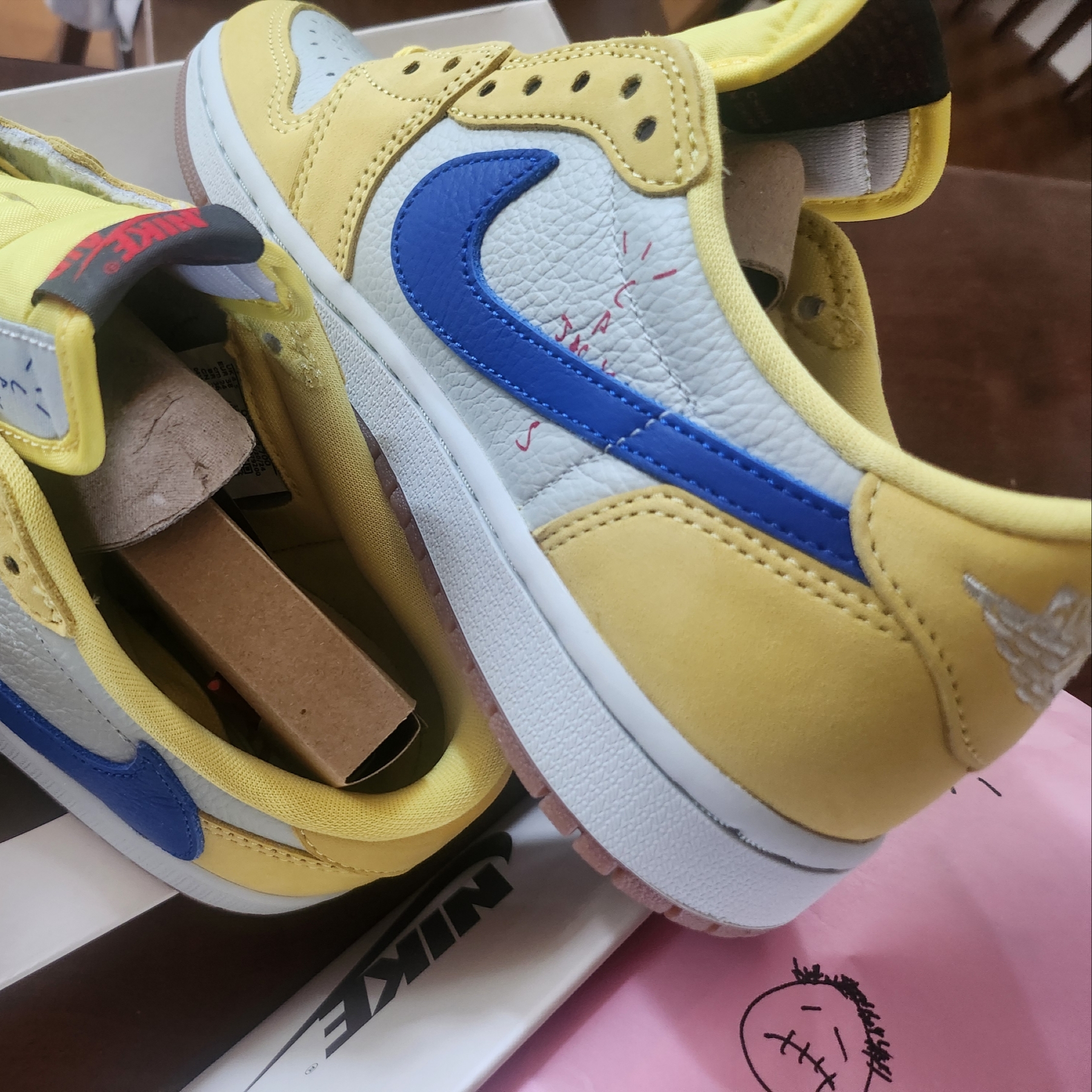 (W) Jordan 1 x Travis Scott Retro Low OG SP Canary 착용 스타일 - 2