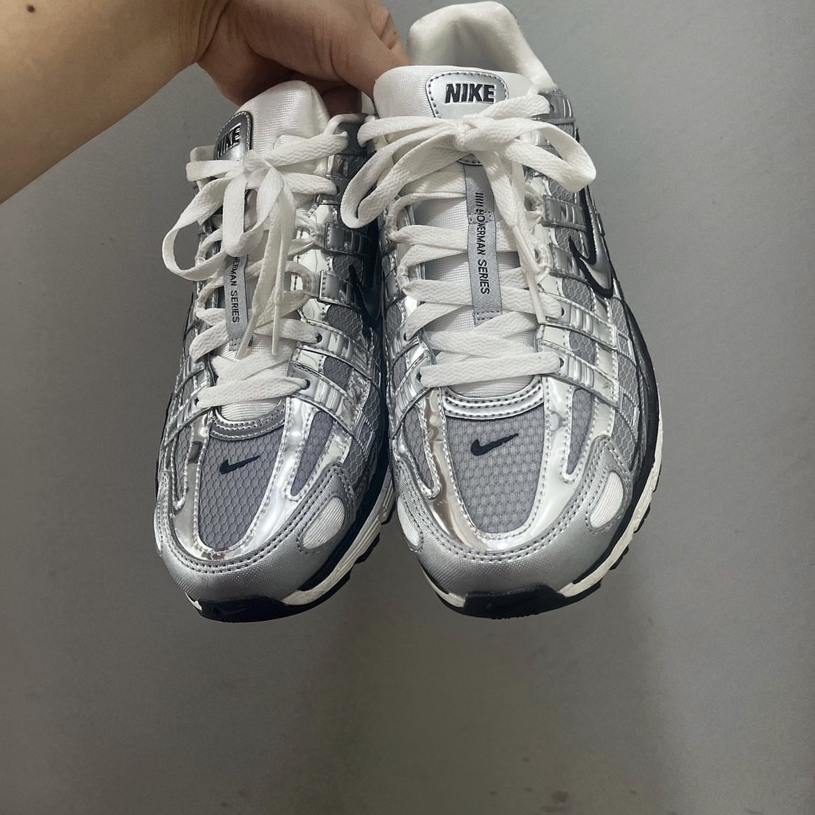 Nike P-6000 Metallic Silver 착용 스타일 - 1