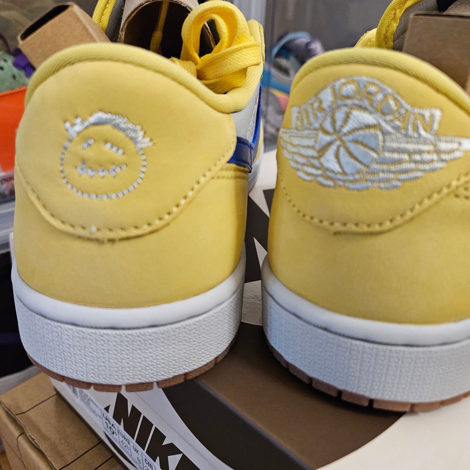 (W) Jordan 1 x Travis Scott Retro Low OG SP Canary 착용 스타일 - 2