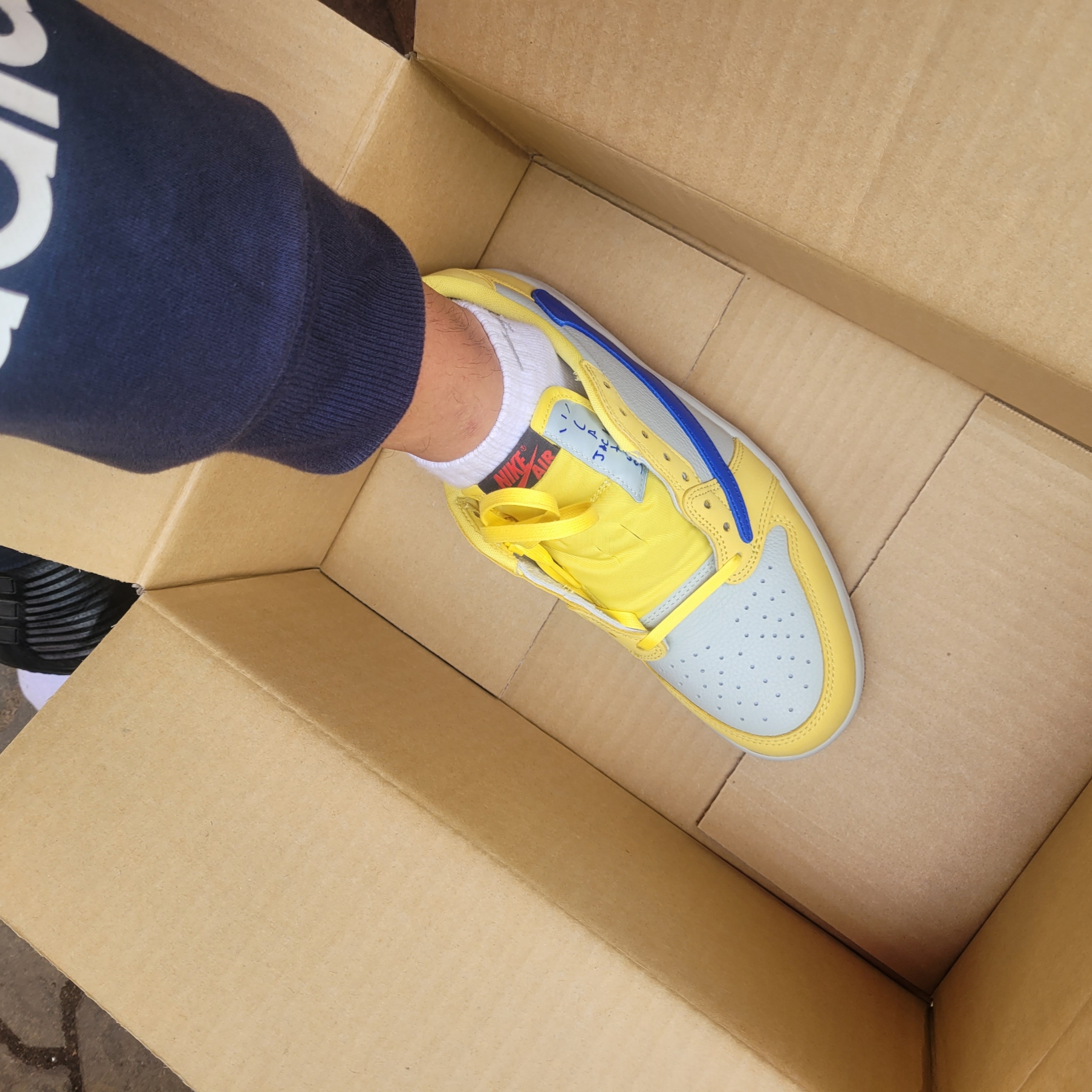 (W) Jordan 1 x Travis Scott Retro Low OG SP Canary 착용 스타일