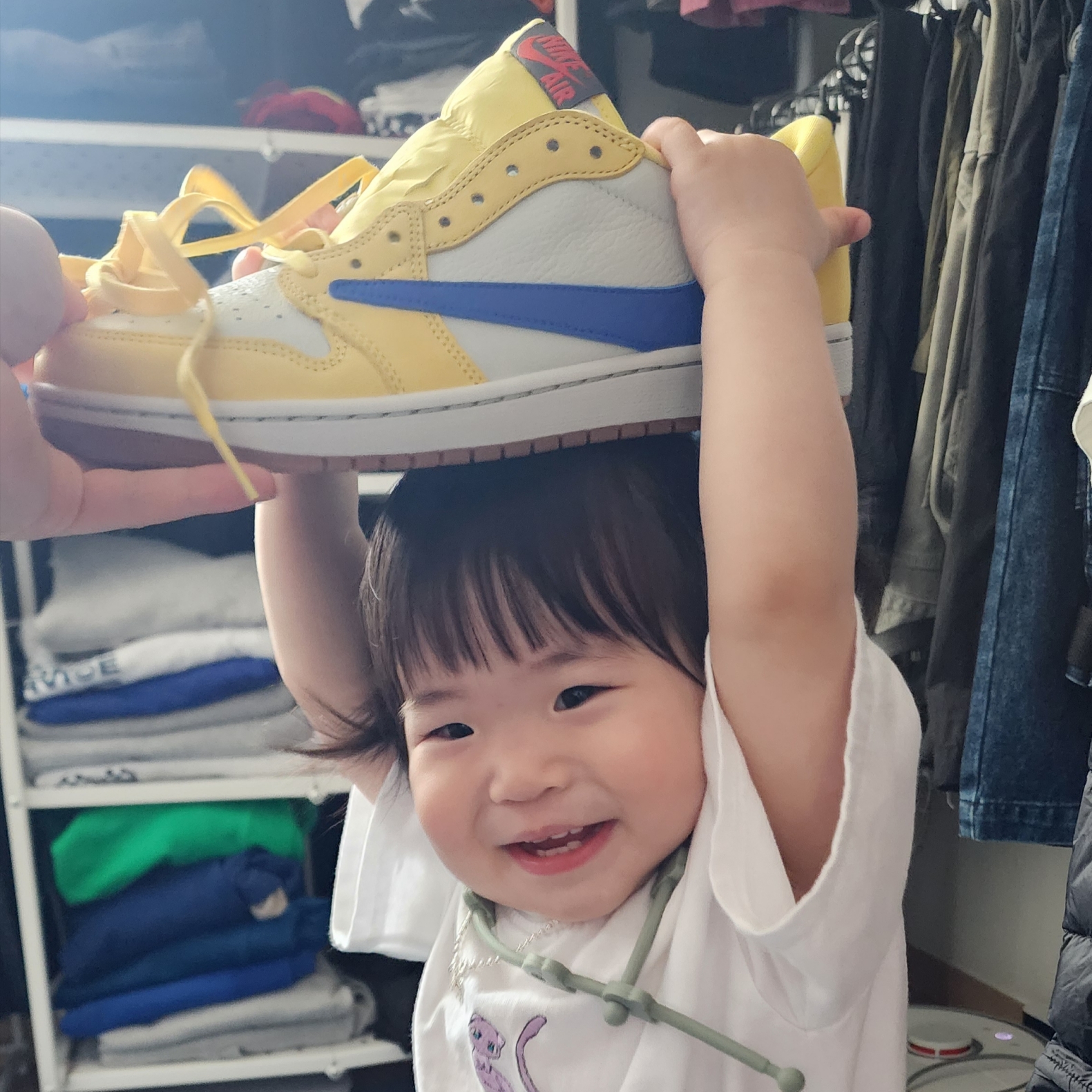 (W) Jordan 1 x Travis Scott Retro Low OG SP Canary 착용 스타일 - 3