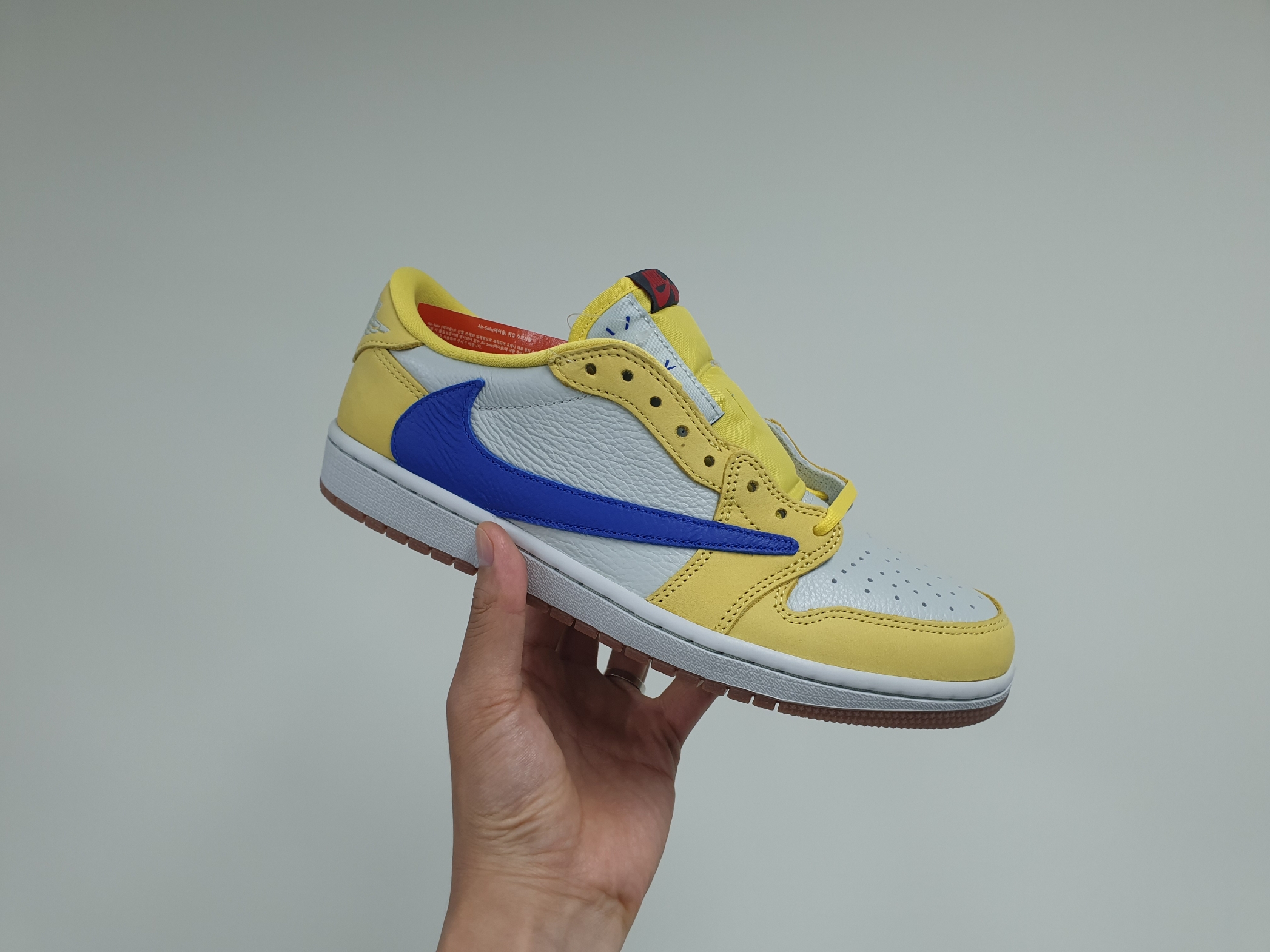 (W) Jordan 1 x Travis Scott Retro Low OG SP Canary 착용 스타일 - 2