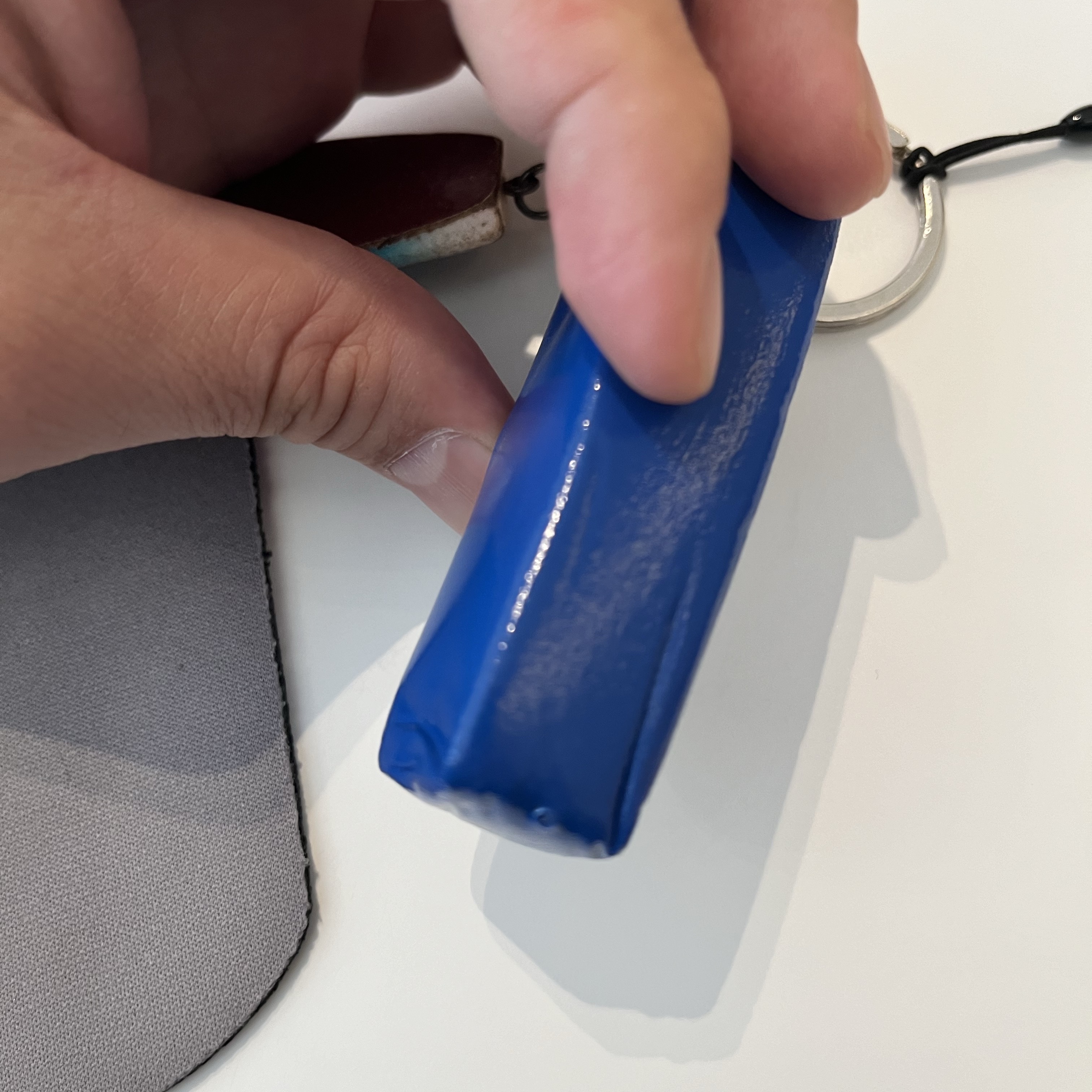 Supreme Floating Keychain Faded Blue - 23FW 착용 스타일 - 3