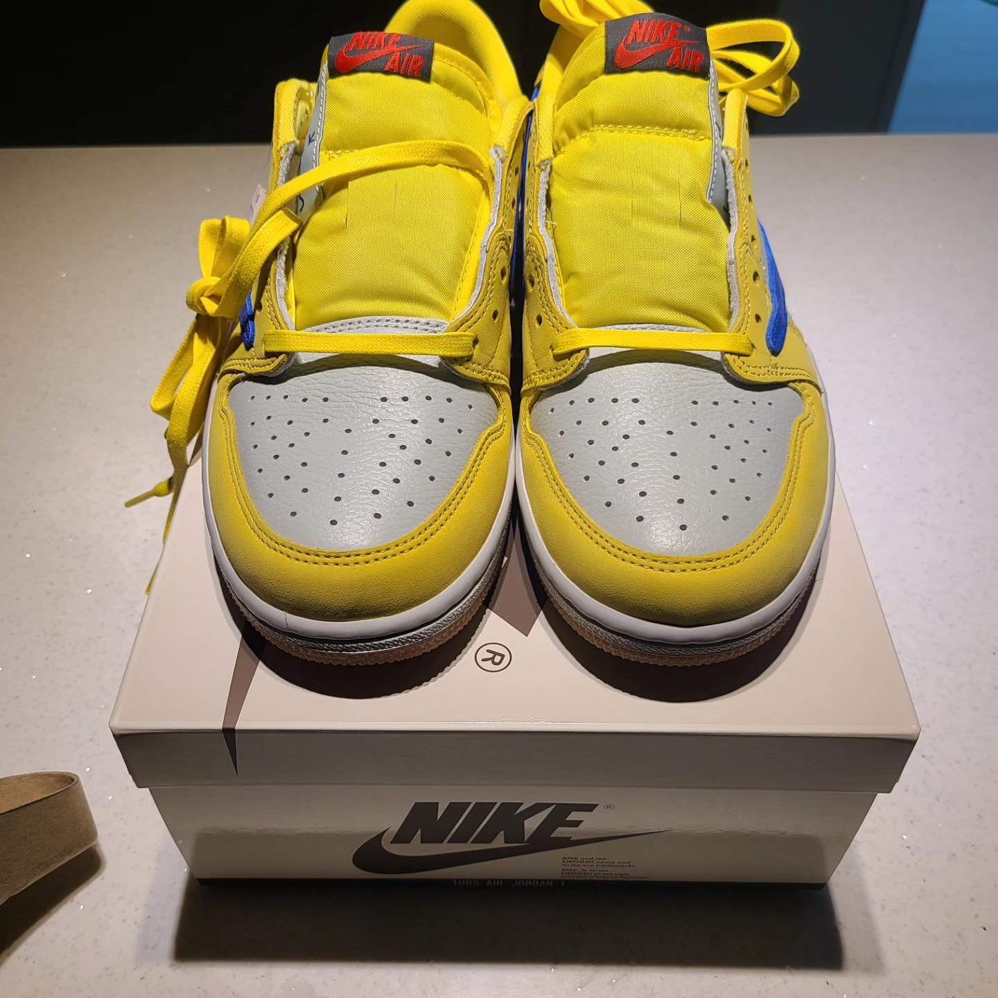 (W) Jordan 1 x Travis Scott Retro Low OG SP Canary 착용 스타일 - 3