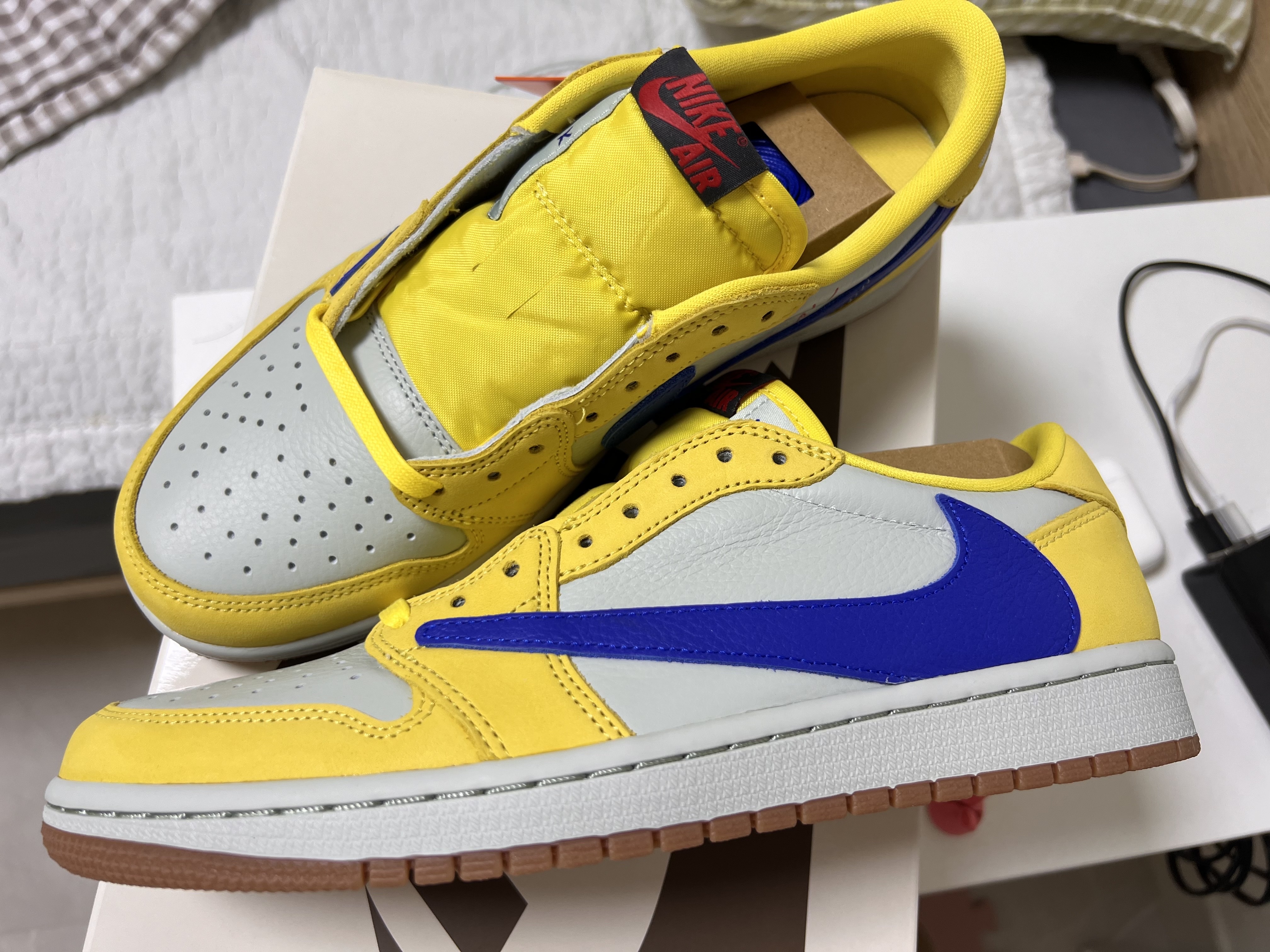 (W) Jordan 1 x Travis Scott Retro Low OG SP Canary 착용 스타일
