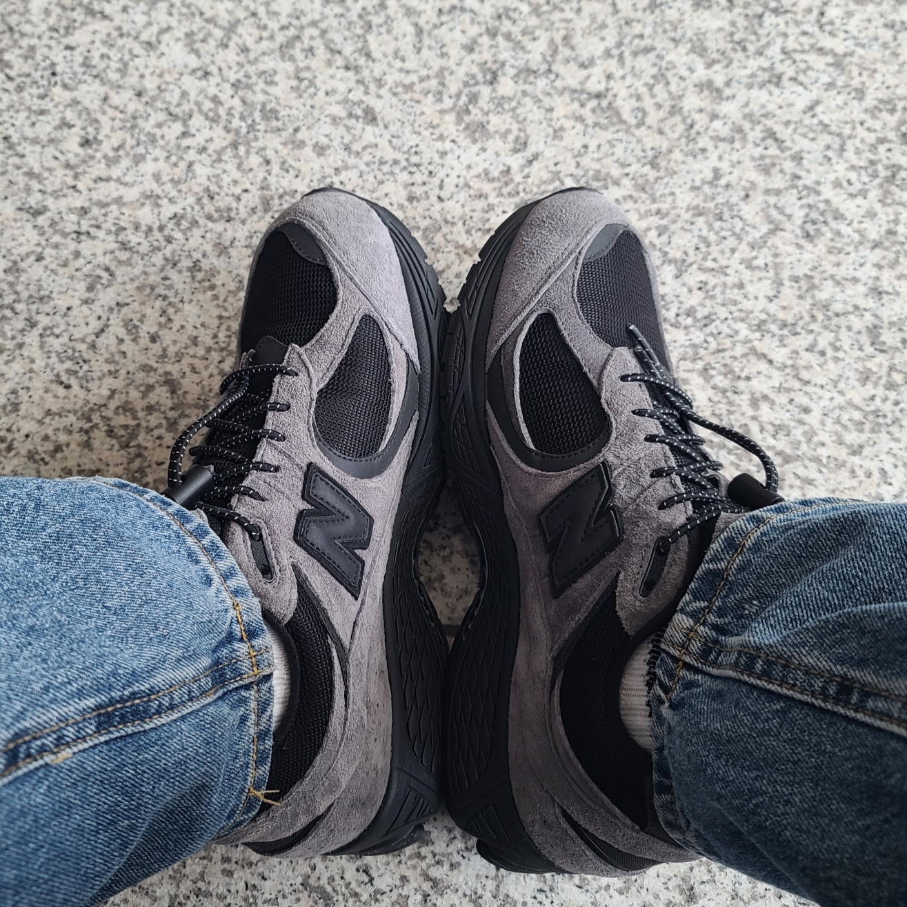New Balance x JJJJound 2002R Gore-Tex Charcoal 착용 스타일