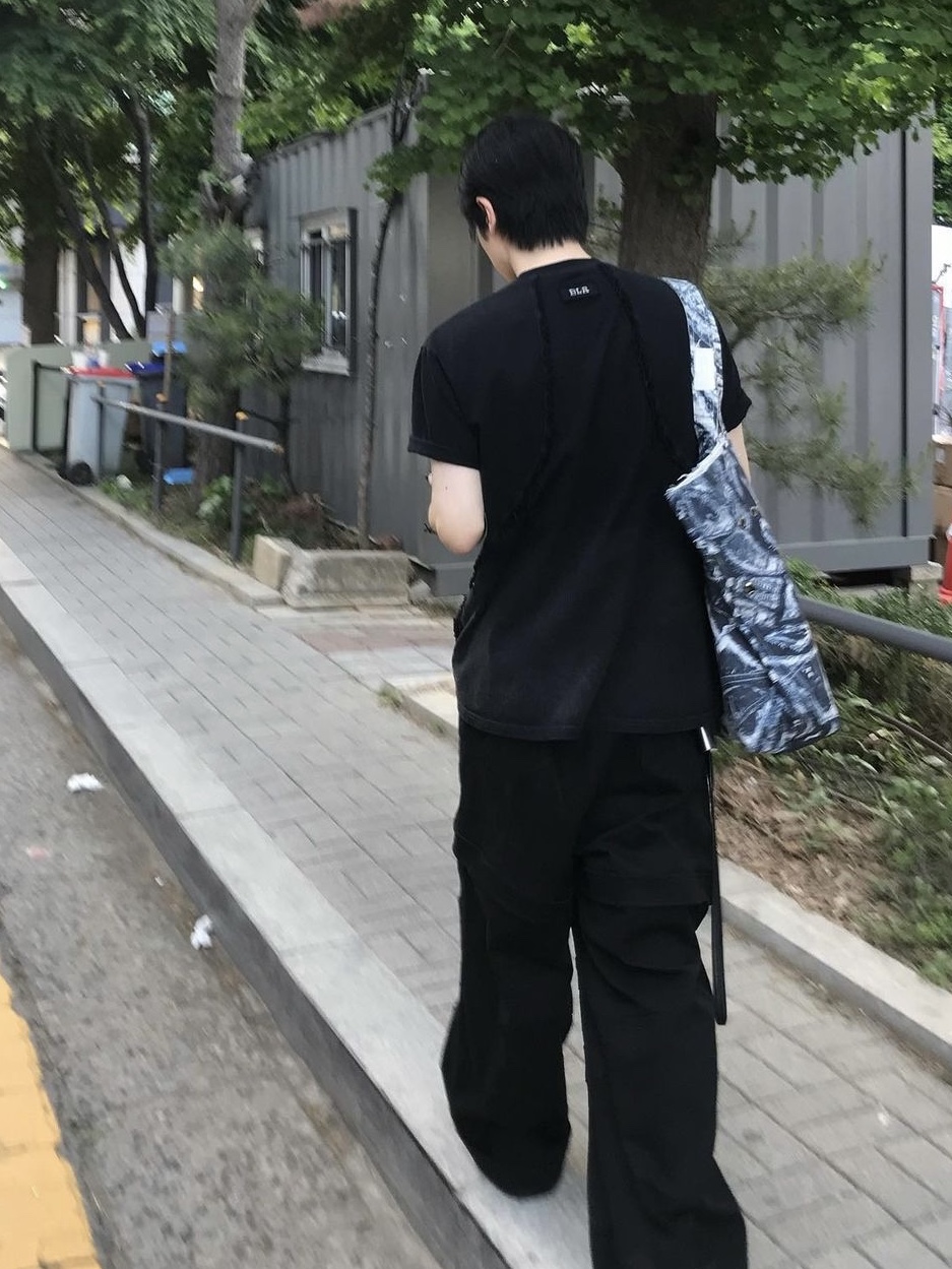 BLR Destroyed Gradation Bleached Short Sleeve T-Shirt Black 착용 스타일