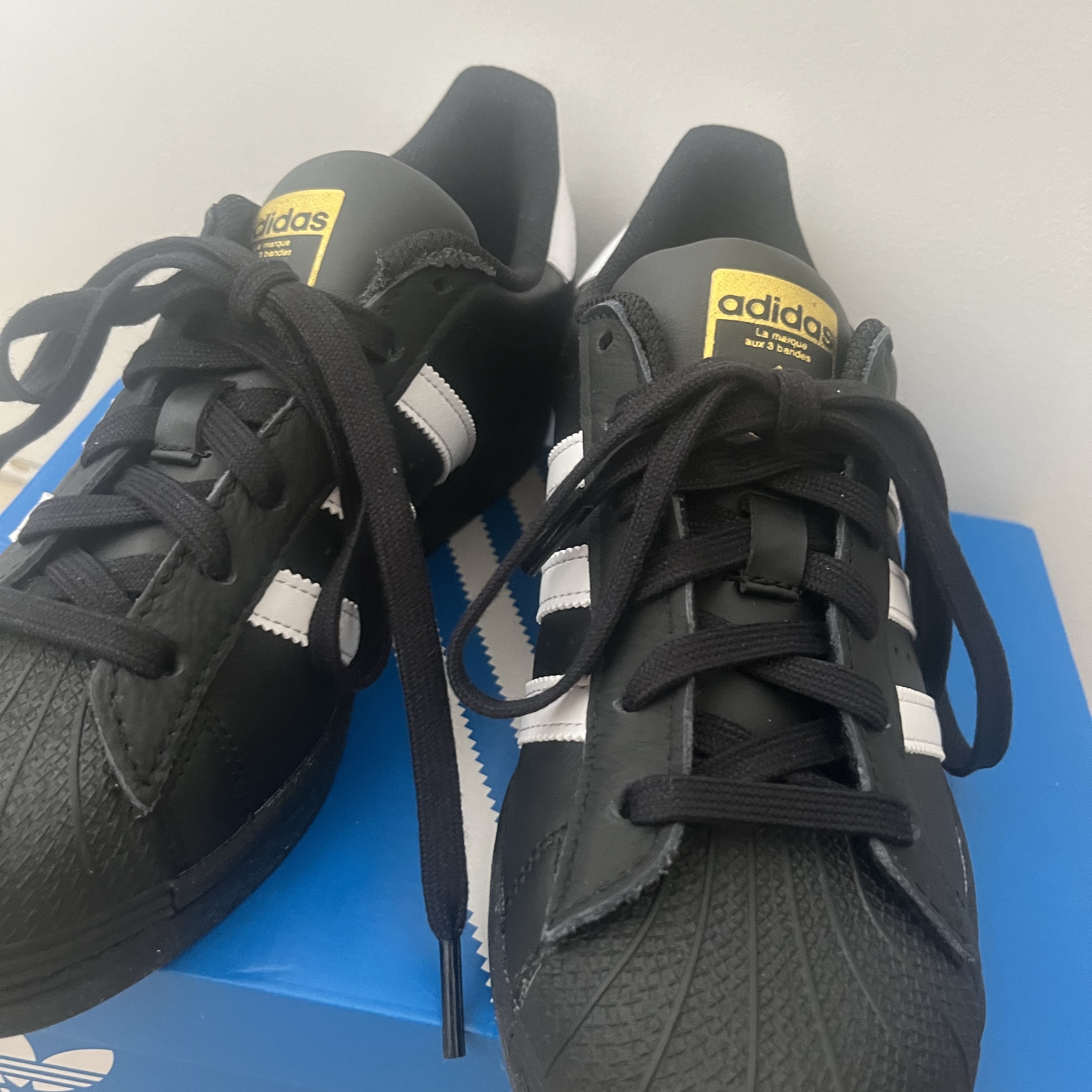 (J) Adidas Superstar Black White 착용 스타일 - 1