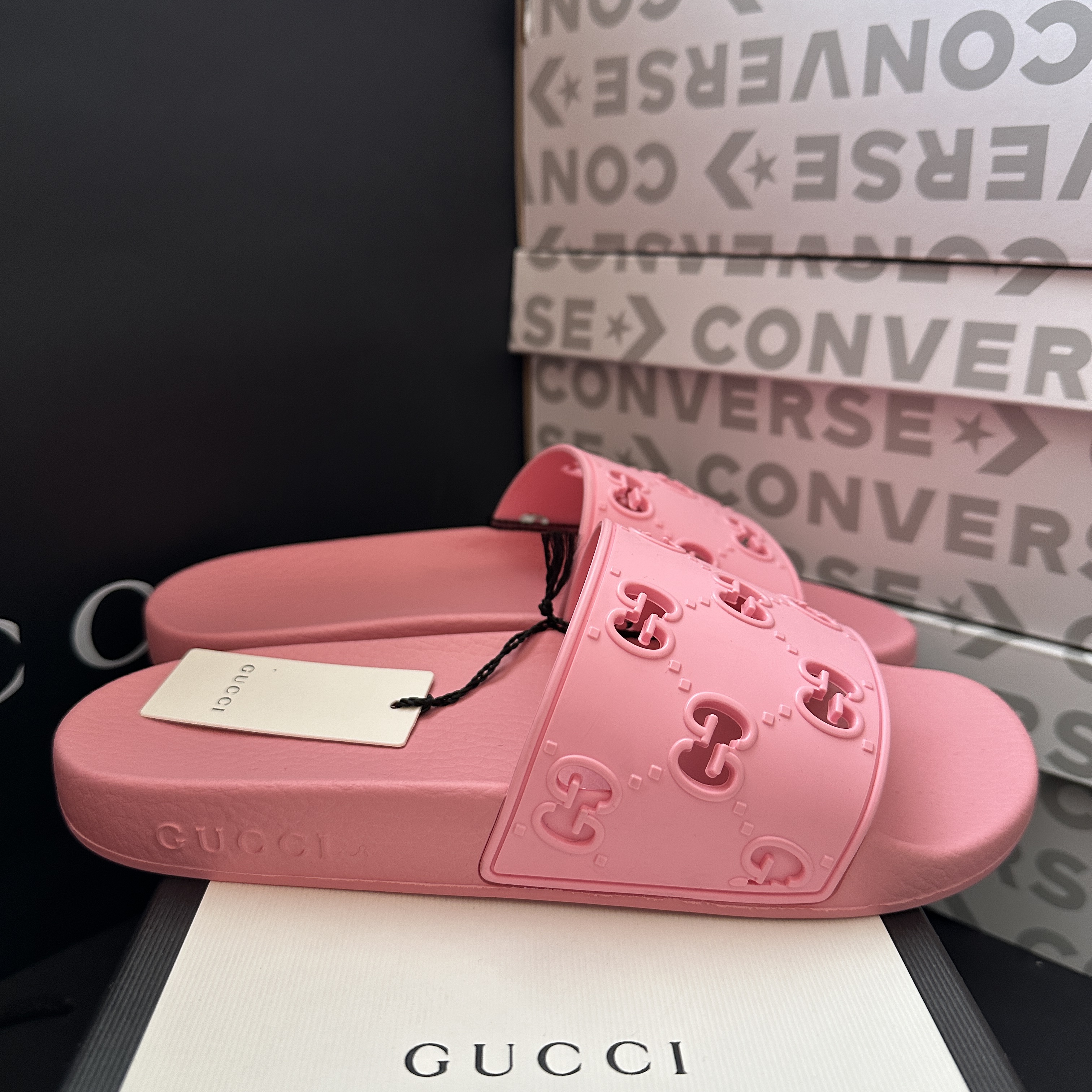 (W) Gucci GG Rubber Slide Sandal Pink 착용 스타일 - 2
