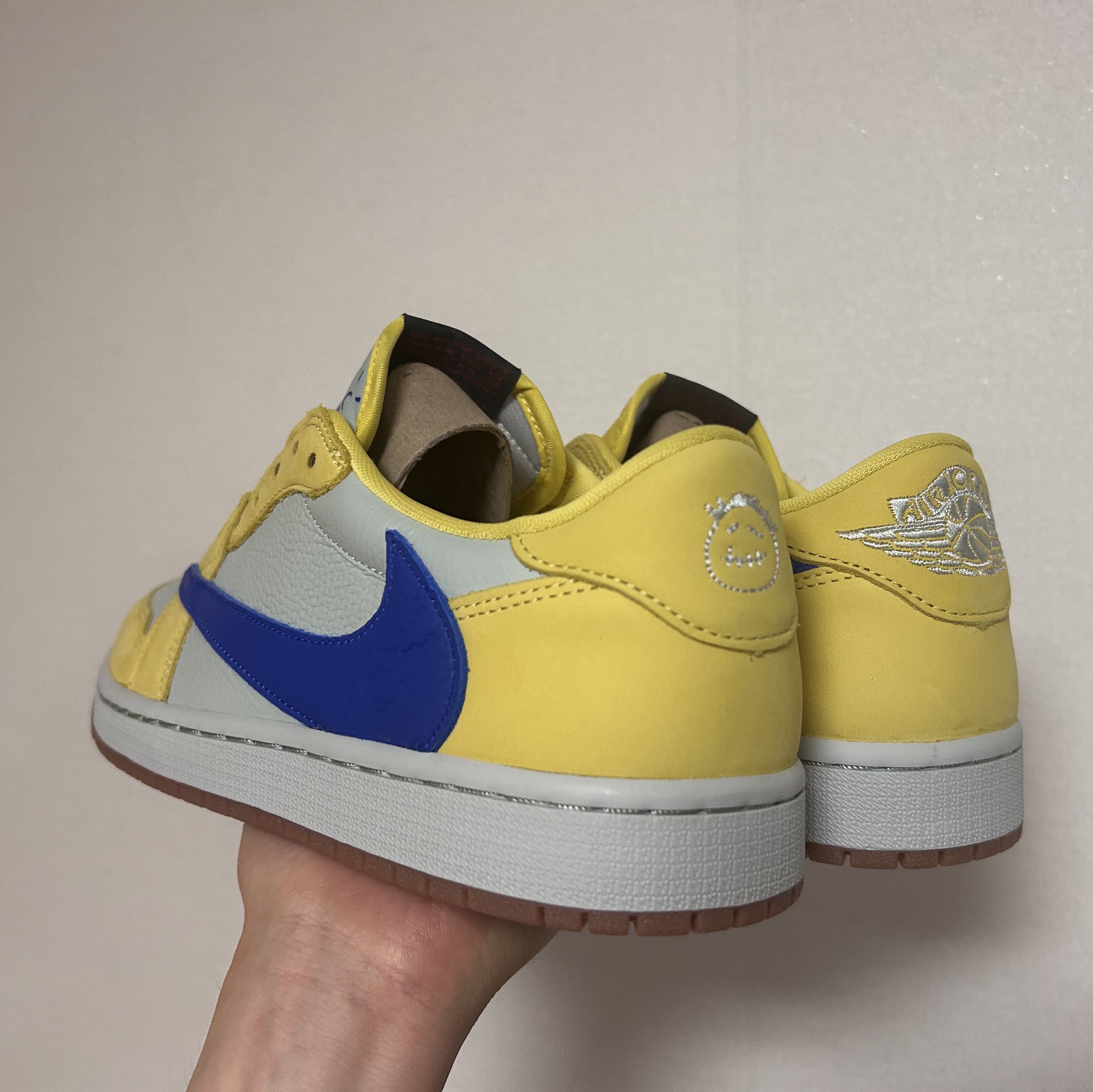 (W) Jordan 1 x Travis Scott Retro Low OG SP Canary 착용 스타일 - 2