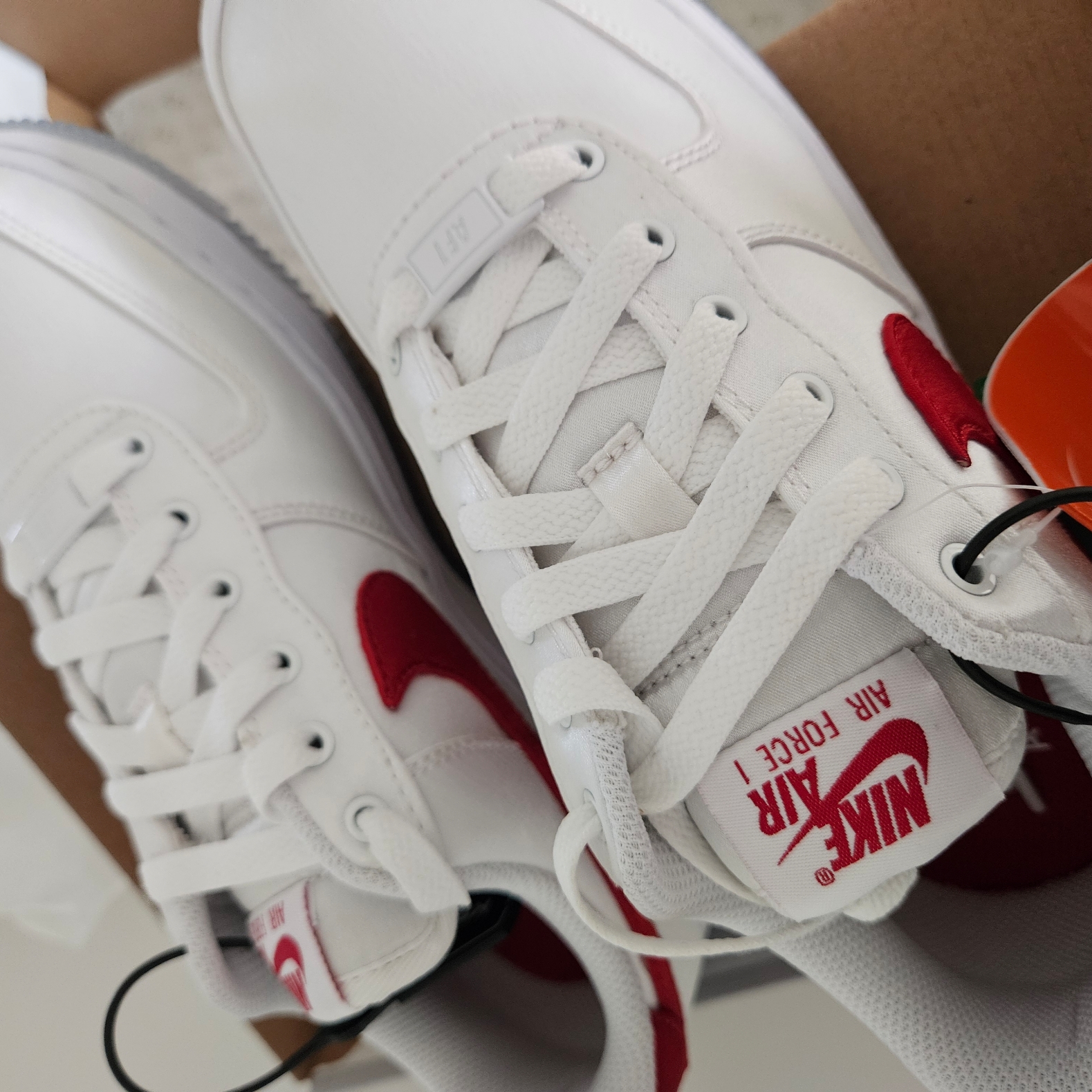 Nike Air Force 1 '07 Low White Team Red 착용 스타일 - 1