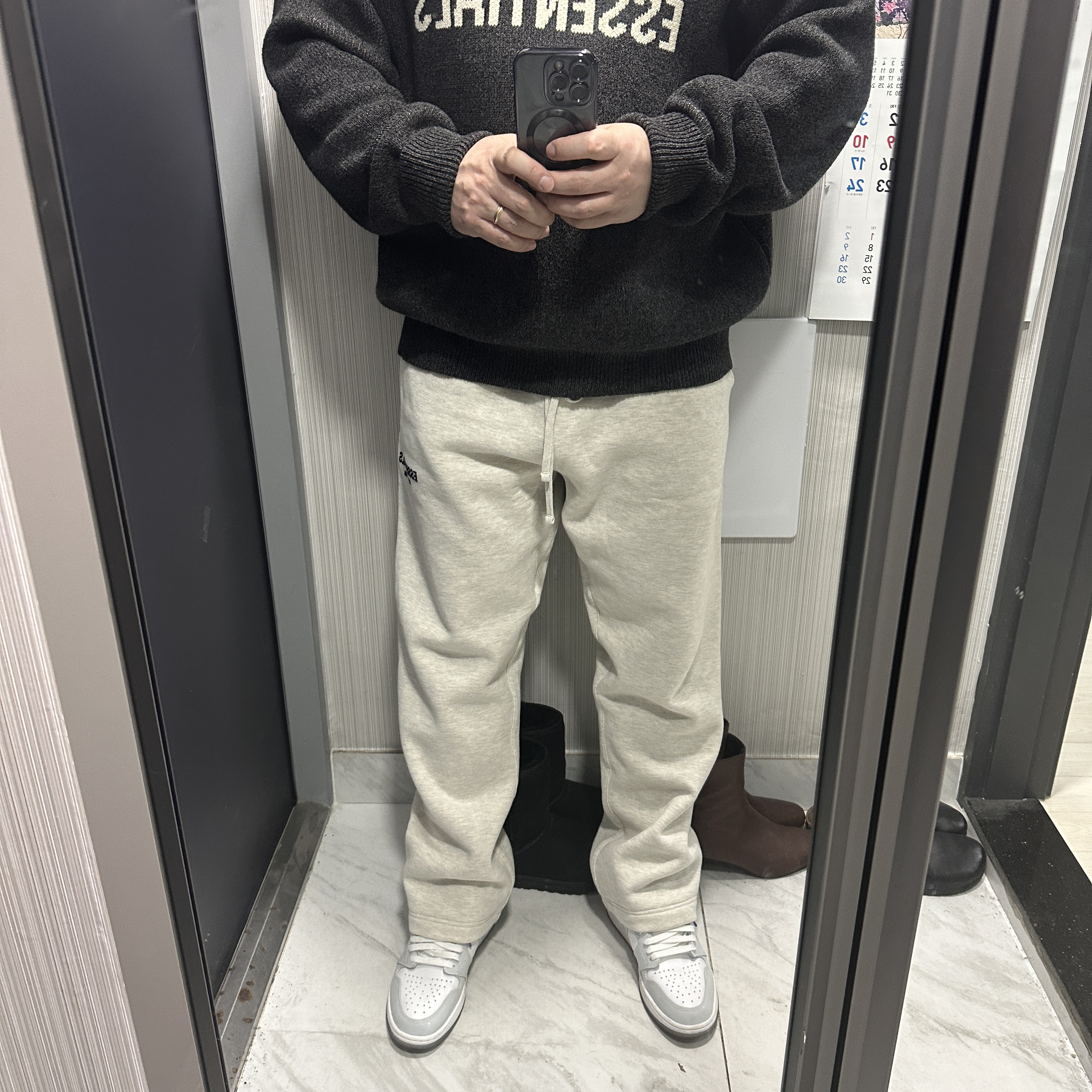 Essentials The Core Collection Relaxed Sweatpants Light Oatmeal 착용 스타일