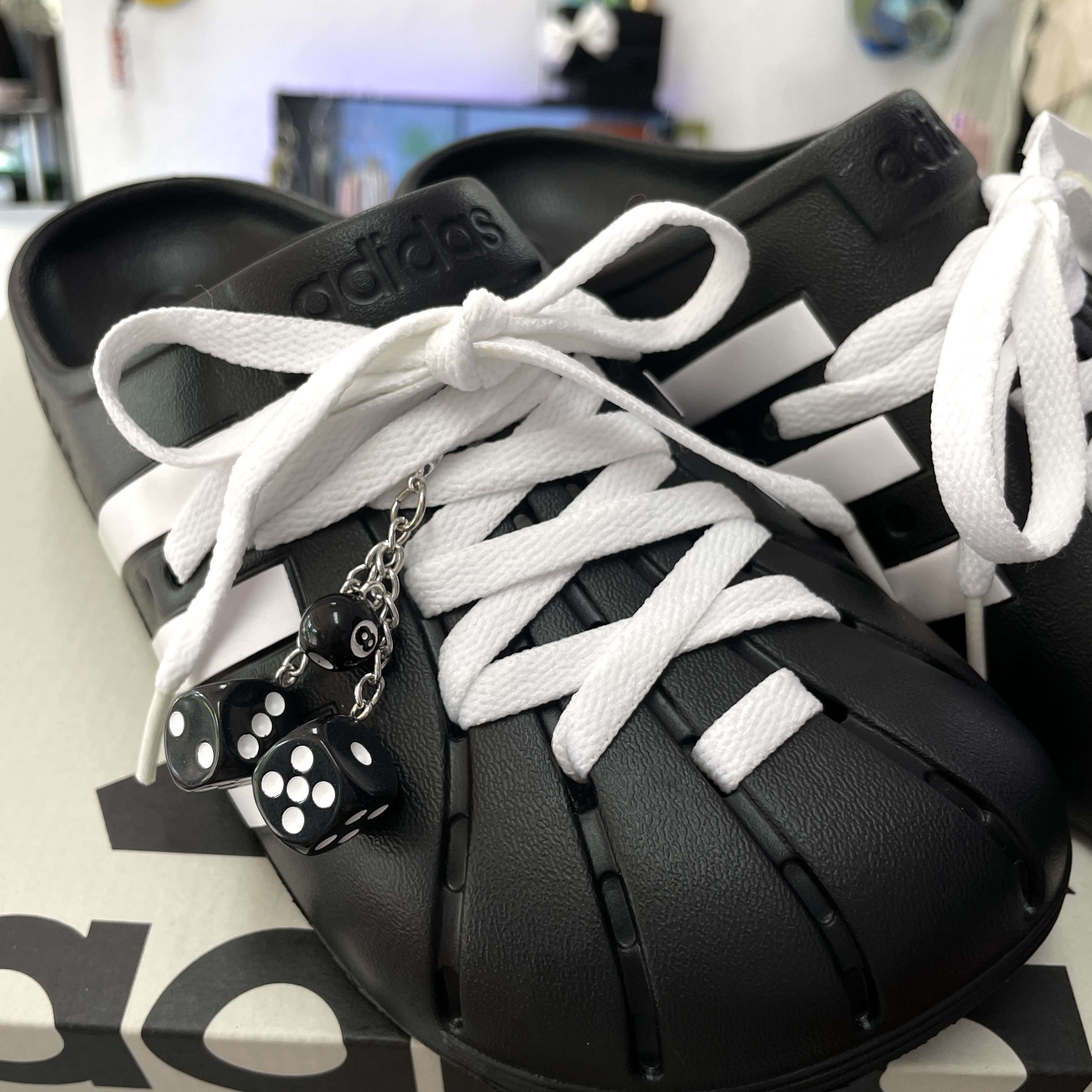 Adidas Adilette Clog Black White 착용 스타일 - 2