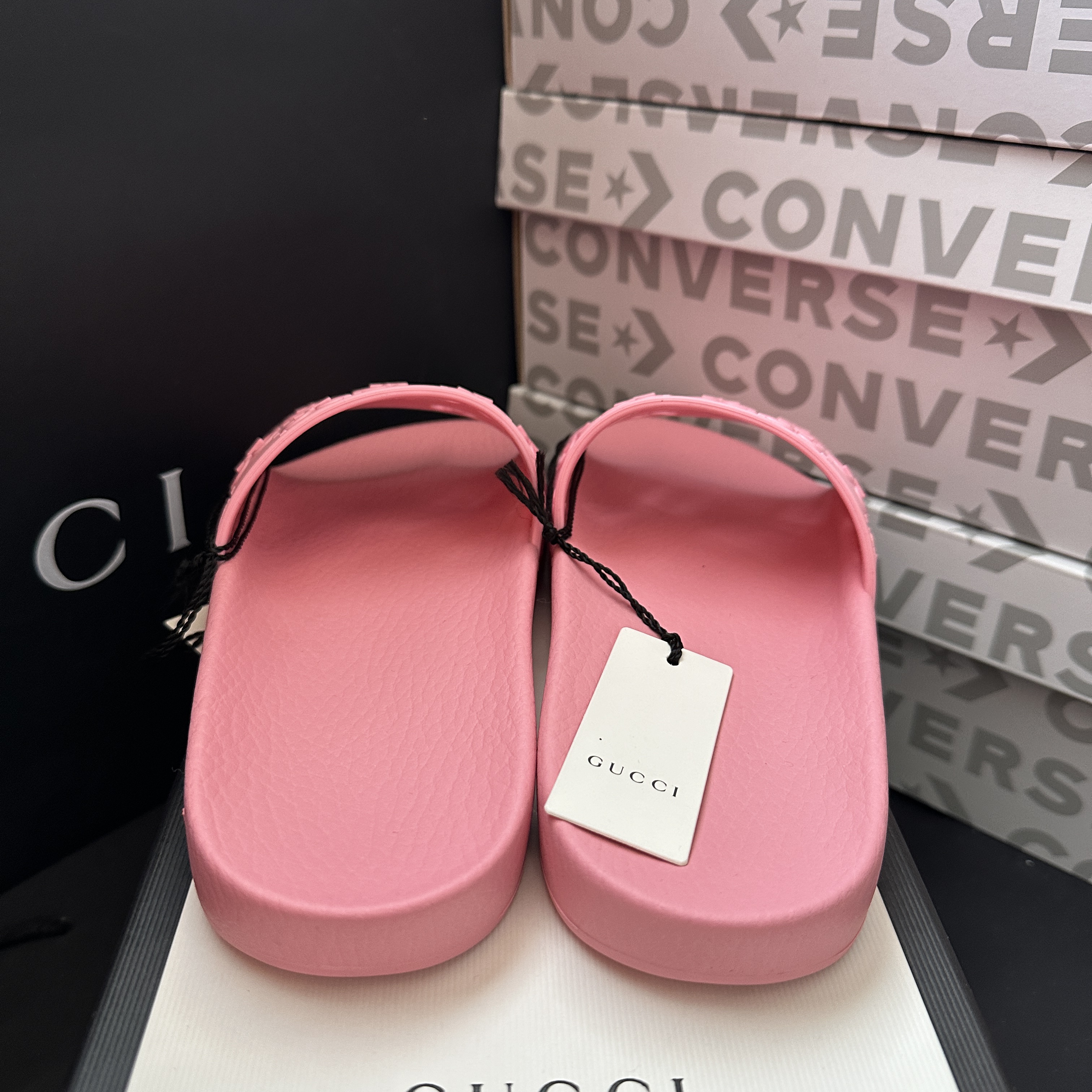 (W) Gucci GG Rubber Slide Sandal Pink 착용 스타일 - 3
