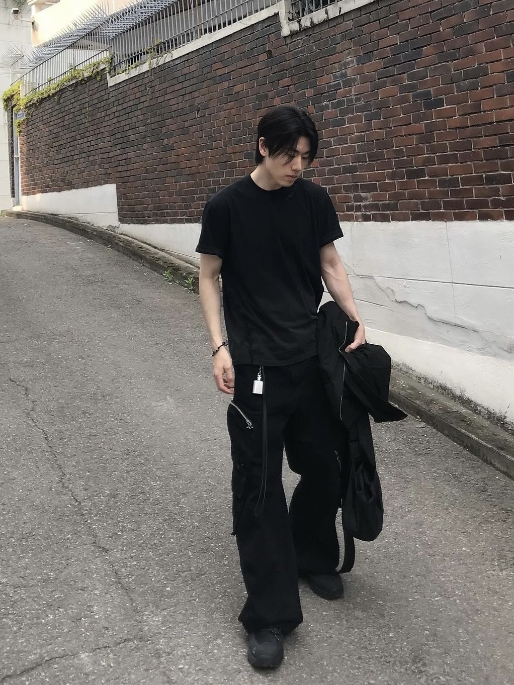 BLR Destroyed Gradation Bleached Short Sleeve T-Shirt Black 착용 스타일