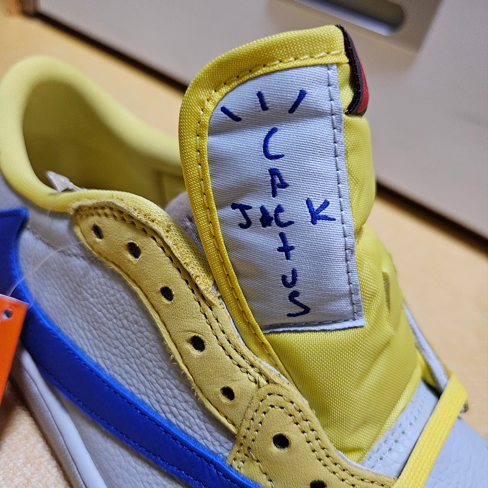 (W) Jordan 1 x Travis Scott Retro Low OG SP Canary 착용 스타일 - 2