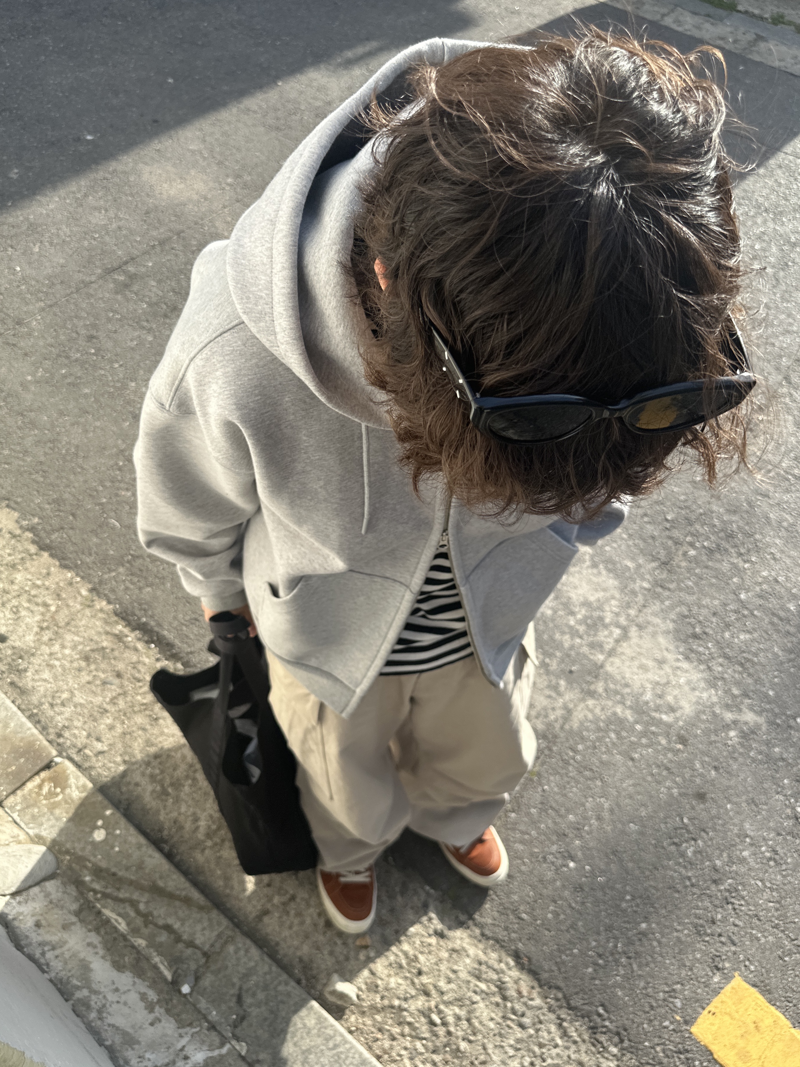 Nonnod Scuba Zip Hoodie Grey, Nonnod Side Zip Cargo Pants Beige 착용 스타일 - 2