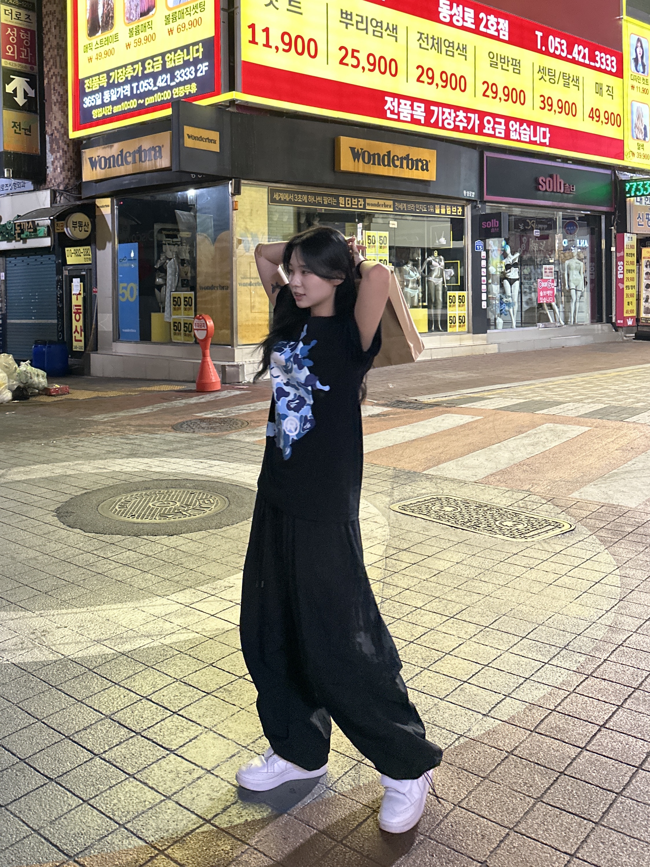 Nike x Peaceminusone Kwondo1 White, BAPE ABC Camo Big Ape Head T-Shirt Black Blue 착용 스타일