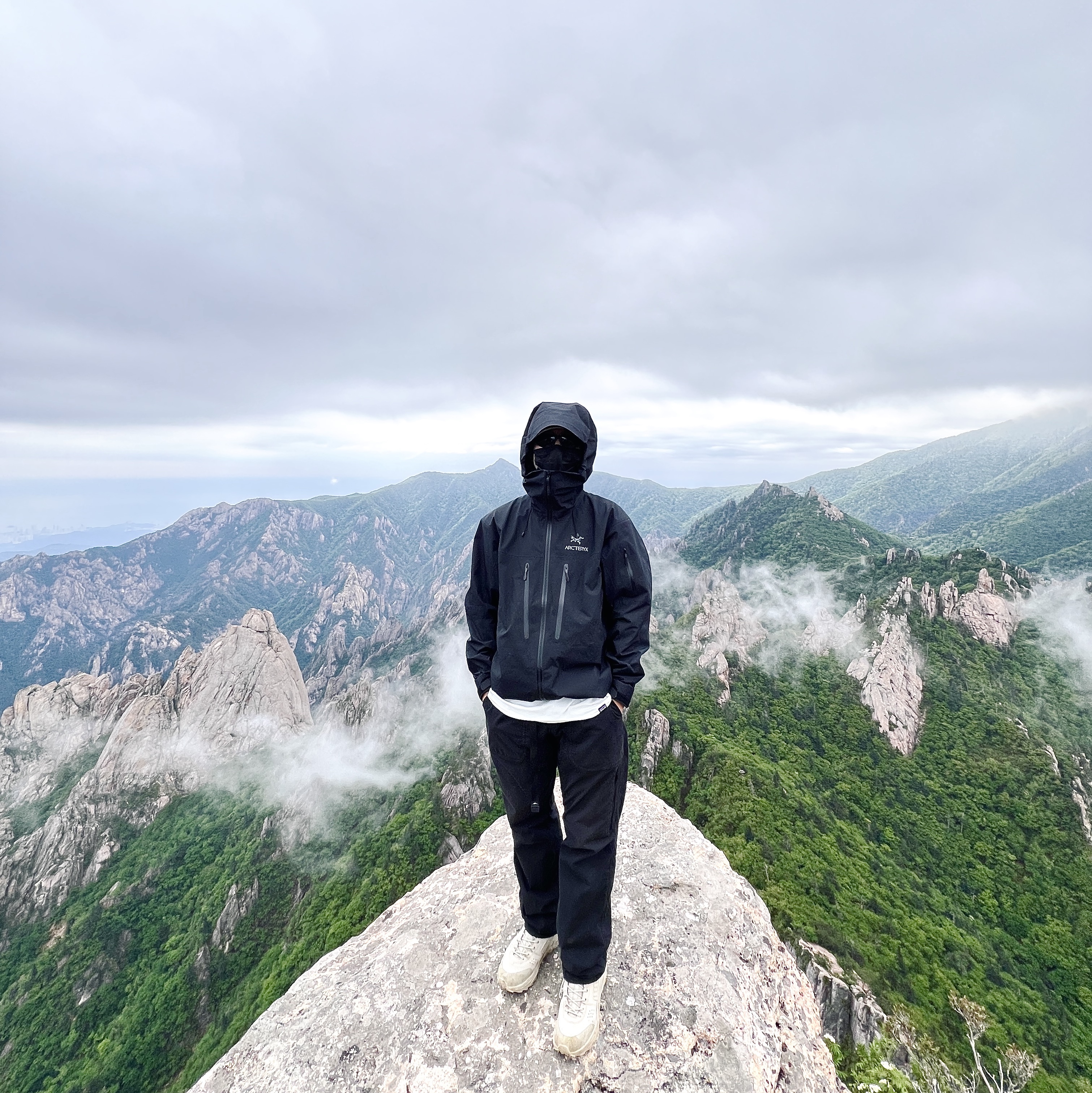 Arc'teryx Alpha SV Jacket Black 착용 스타일
