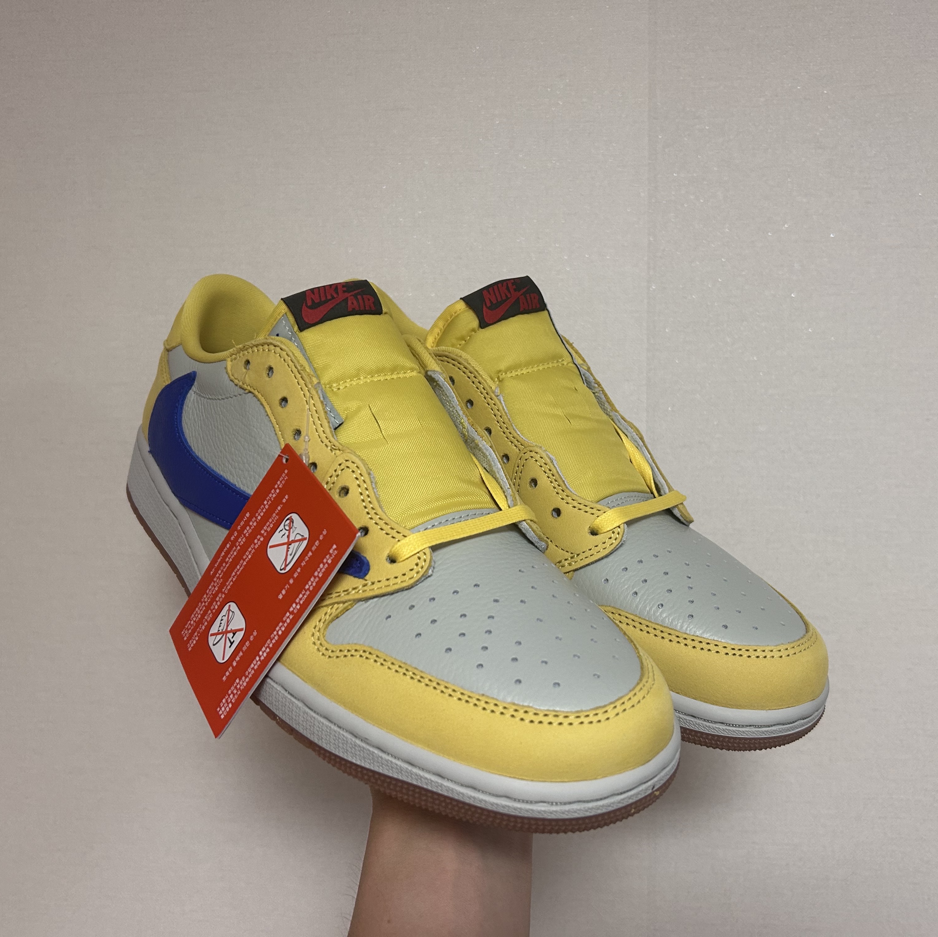(W) Jordan 1 x Travis Scott Retro Low OG SP Canary 착용 스타일 - 3