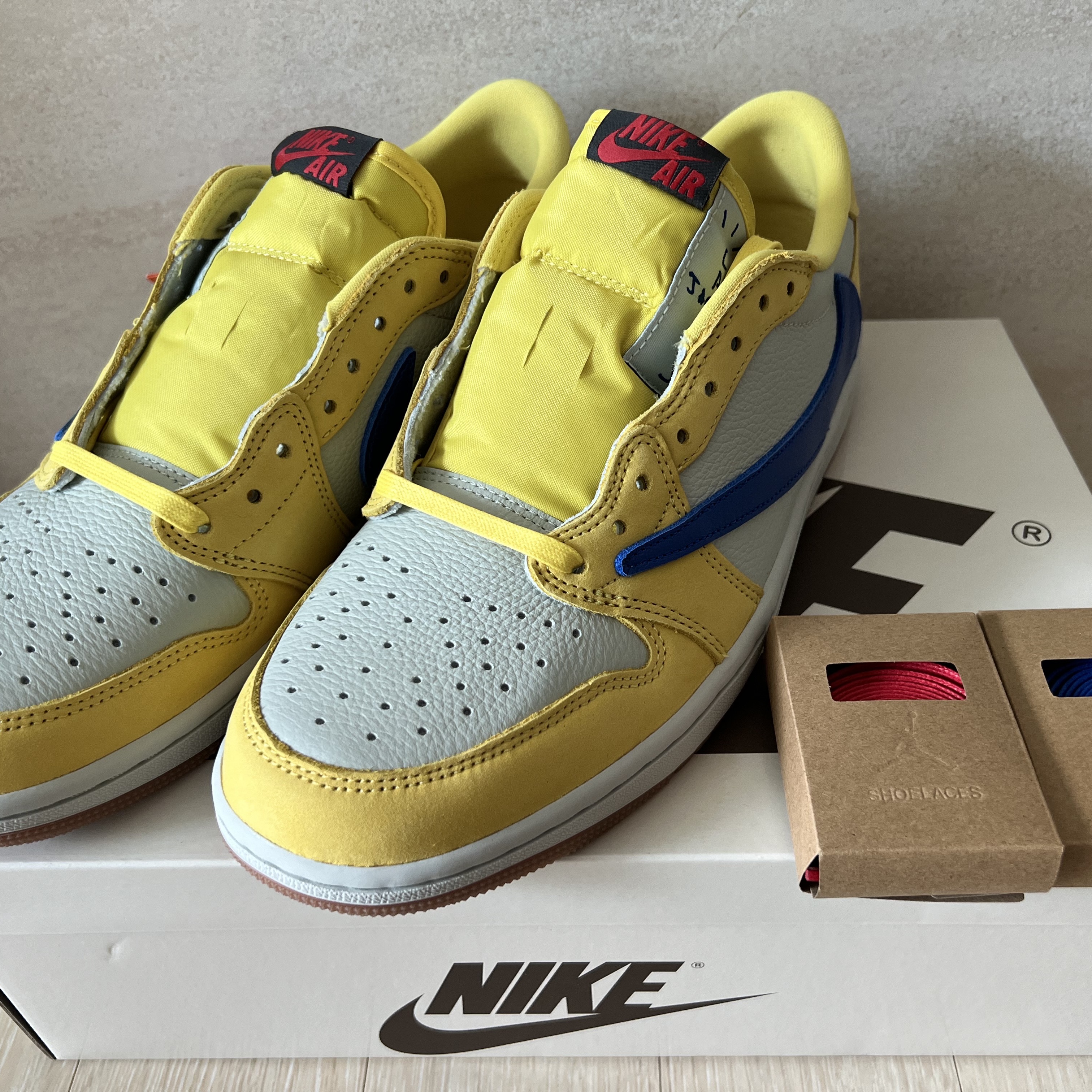 (W) Jordan 1 x Travis Scott Retro Low OG SP Canary 착용 스타일 - 1