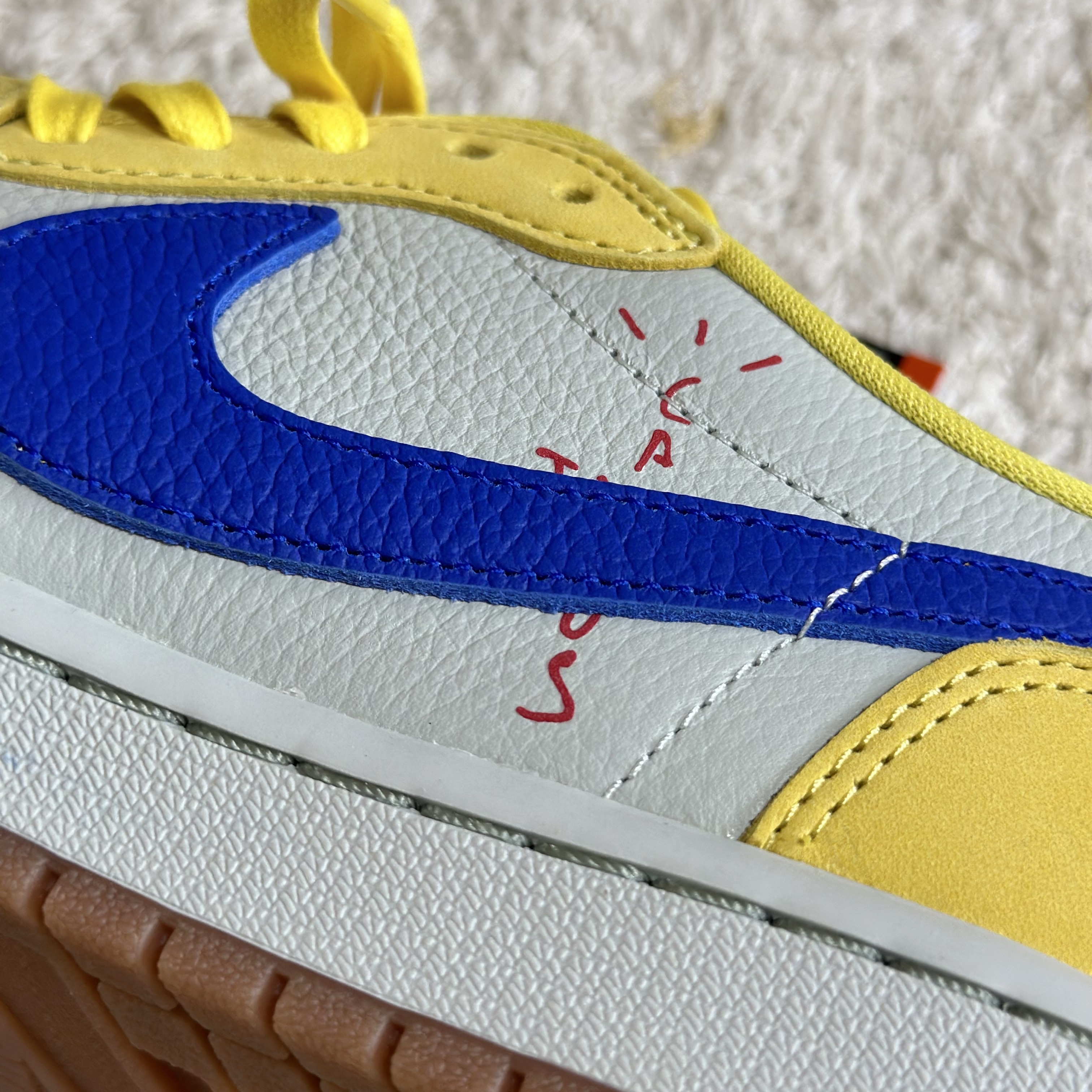 (W) Jordan 1 x Travis Scott Retro Low OG SP Canary 착용 스타일