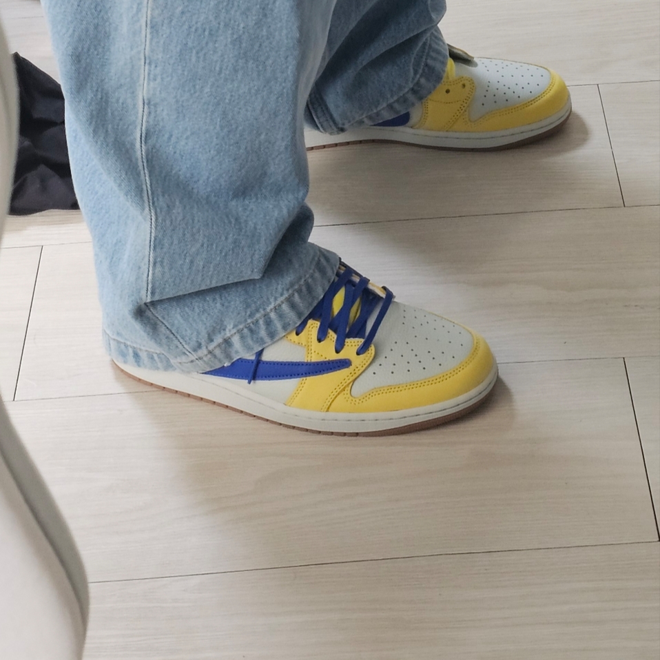 (W) Jordan 1 x Travis Scott Retro Low OG SP Canary 착용 스타일 - 3