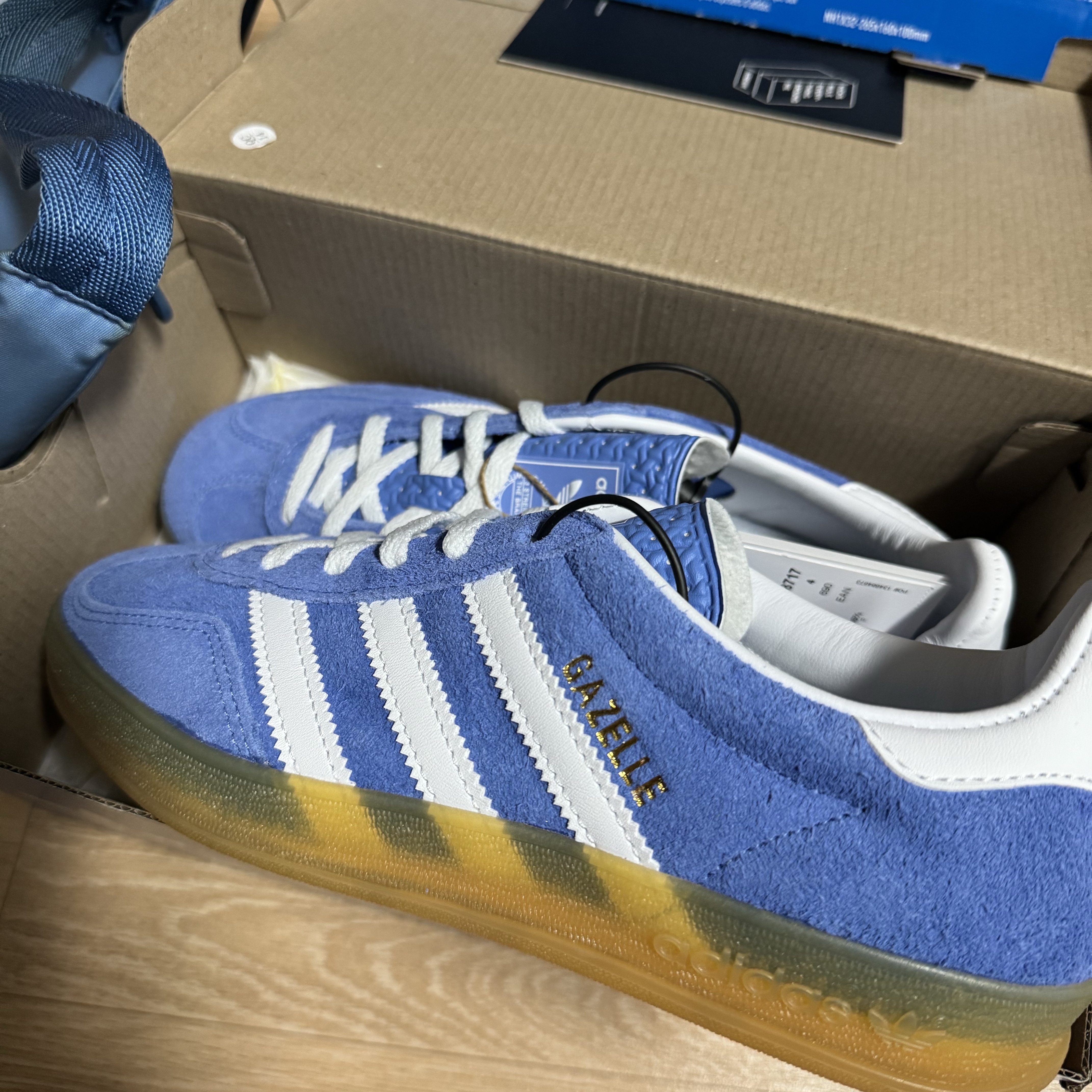 (W) Adidas Gazelle Indoor Blue Fusion Cloud White 착용 스타일