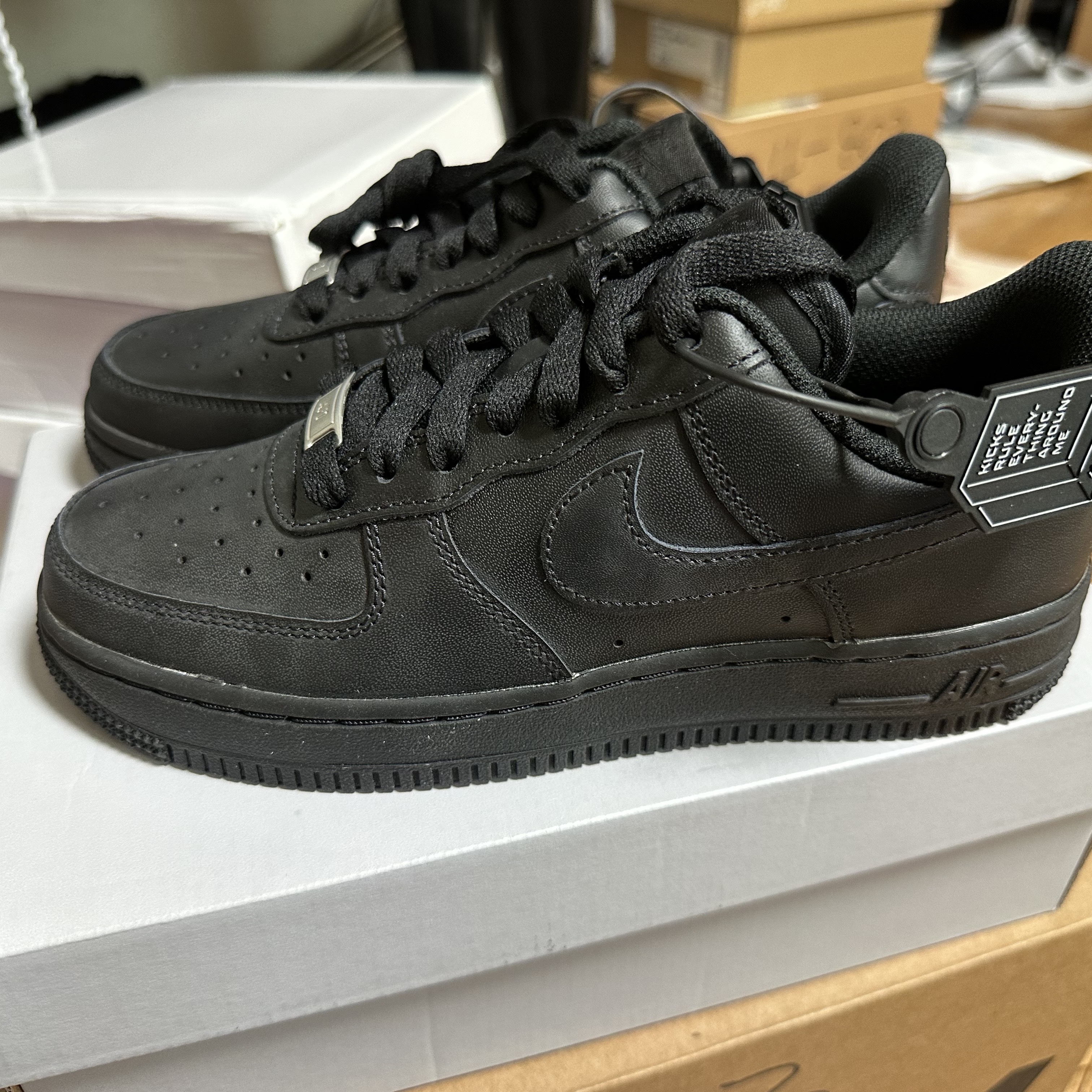 (W) Nike Air Force 1 '07 Low Triple Black 착용 스타일