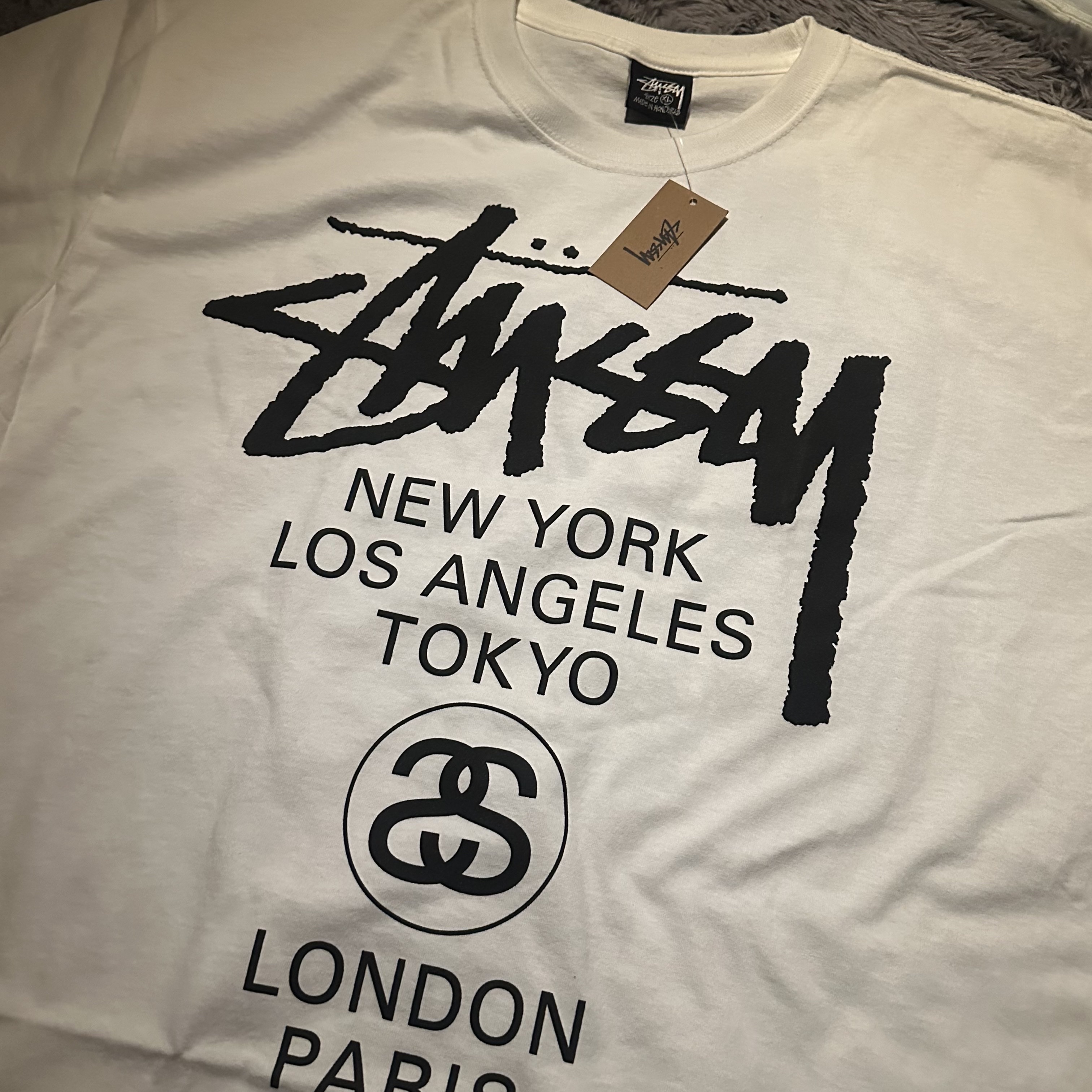 Stussy World Tour T-Shirt White, Maison Mihara Yasuhiro Baker OG Sole Canvas Low Cut Sneakers Black 착용 스타일 - 2