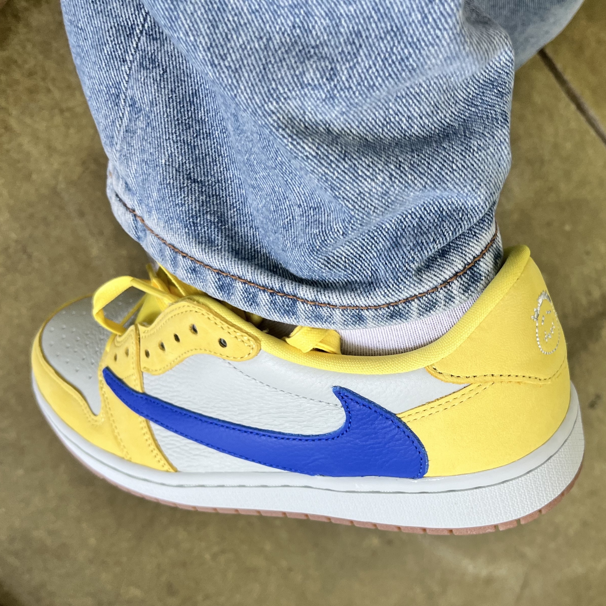 (W) Jordan 1 x Travis Scott Retro Low OG SP Canary 착용 스타일