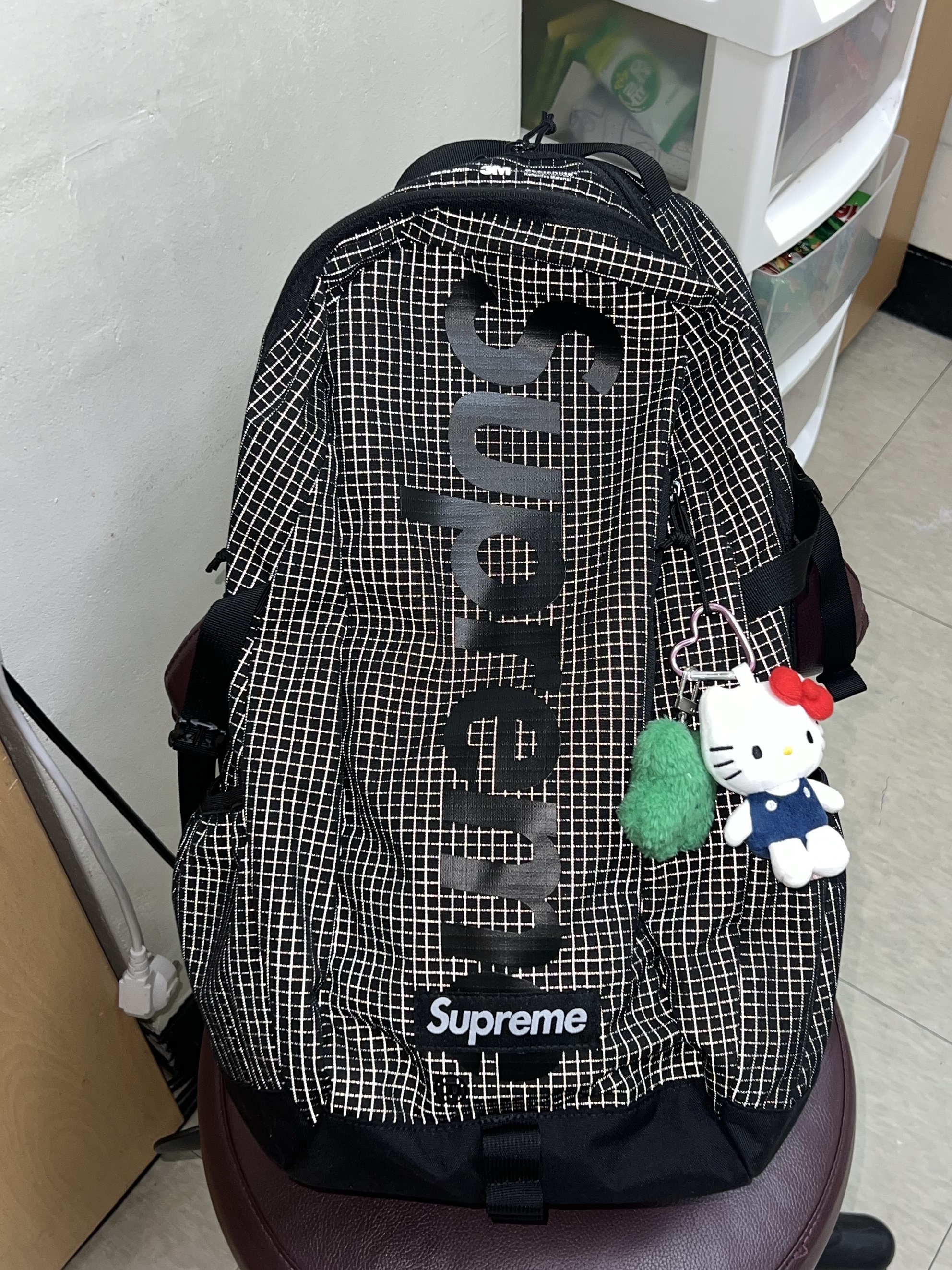 Supreme Backpack Black - 24SS, Sanrio Hello Kitty Mini Mascot Holder 착용 스타일 - 1