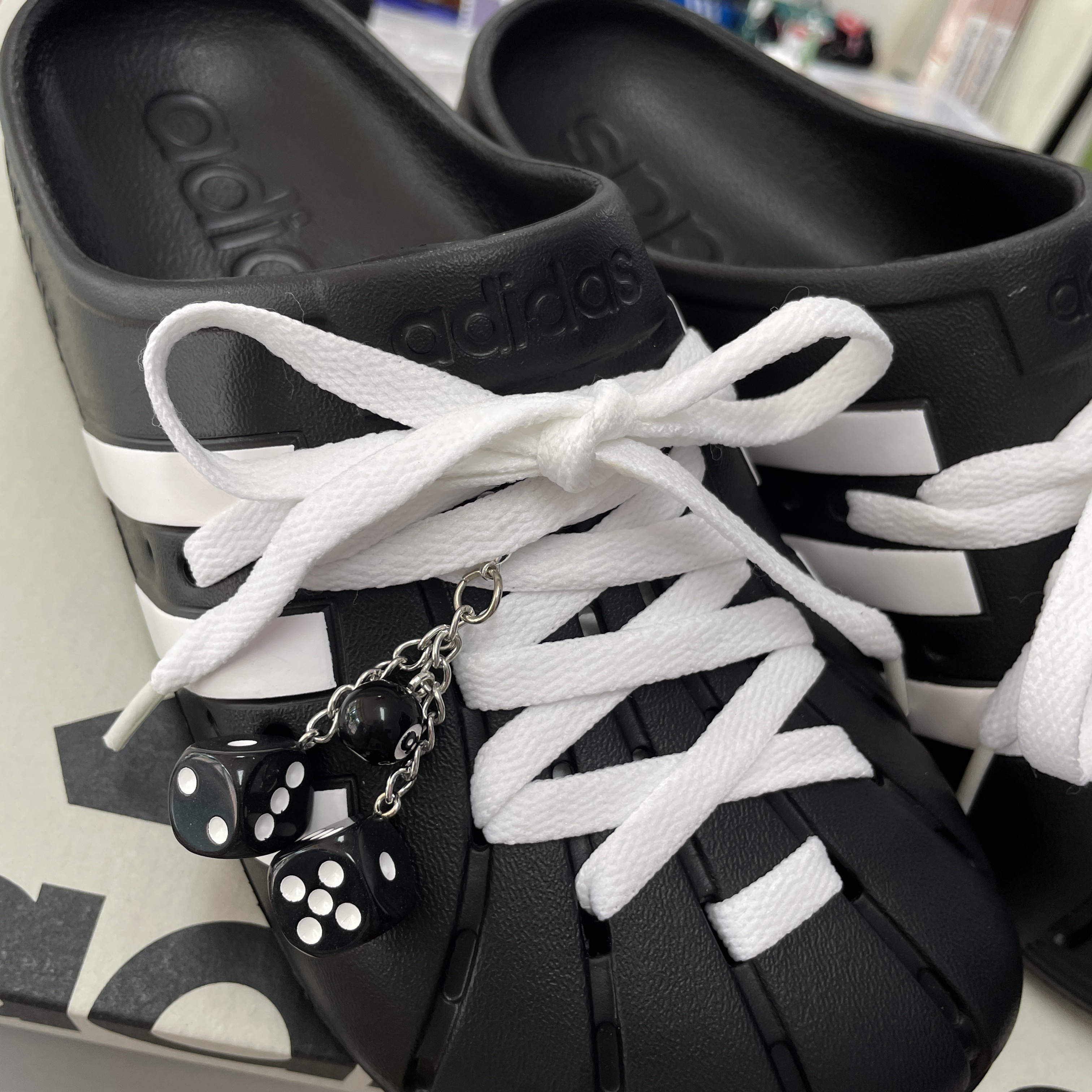 Adidas Adilette Clog Black White 착용 스타일 - 3
