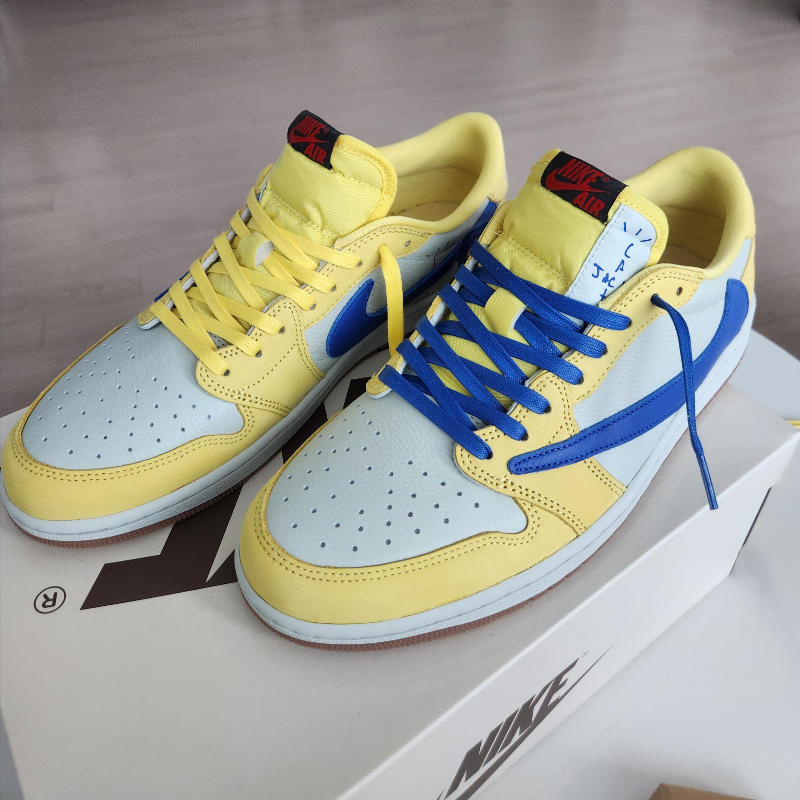 (W) Jordan 1 x Travis Scott Retro Low OG SP Canary 착용 스타일 - 1