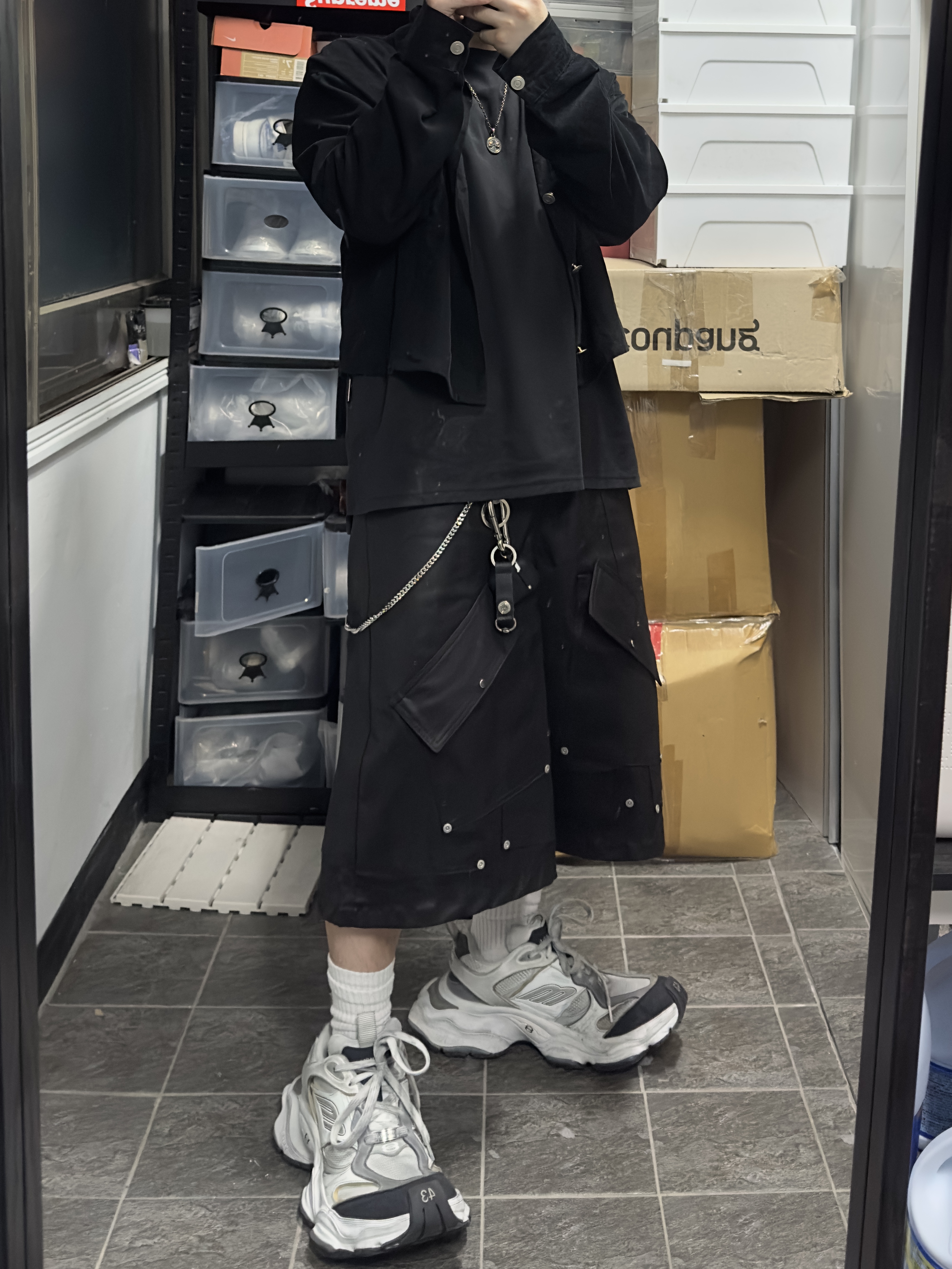 Balenciaga Cargo Sneakers White Grey 착용 스타일 - 1